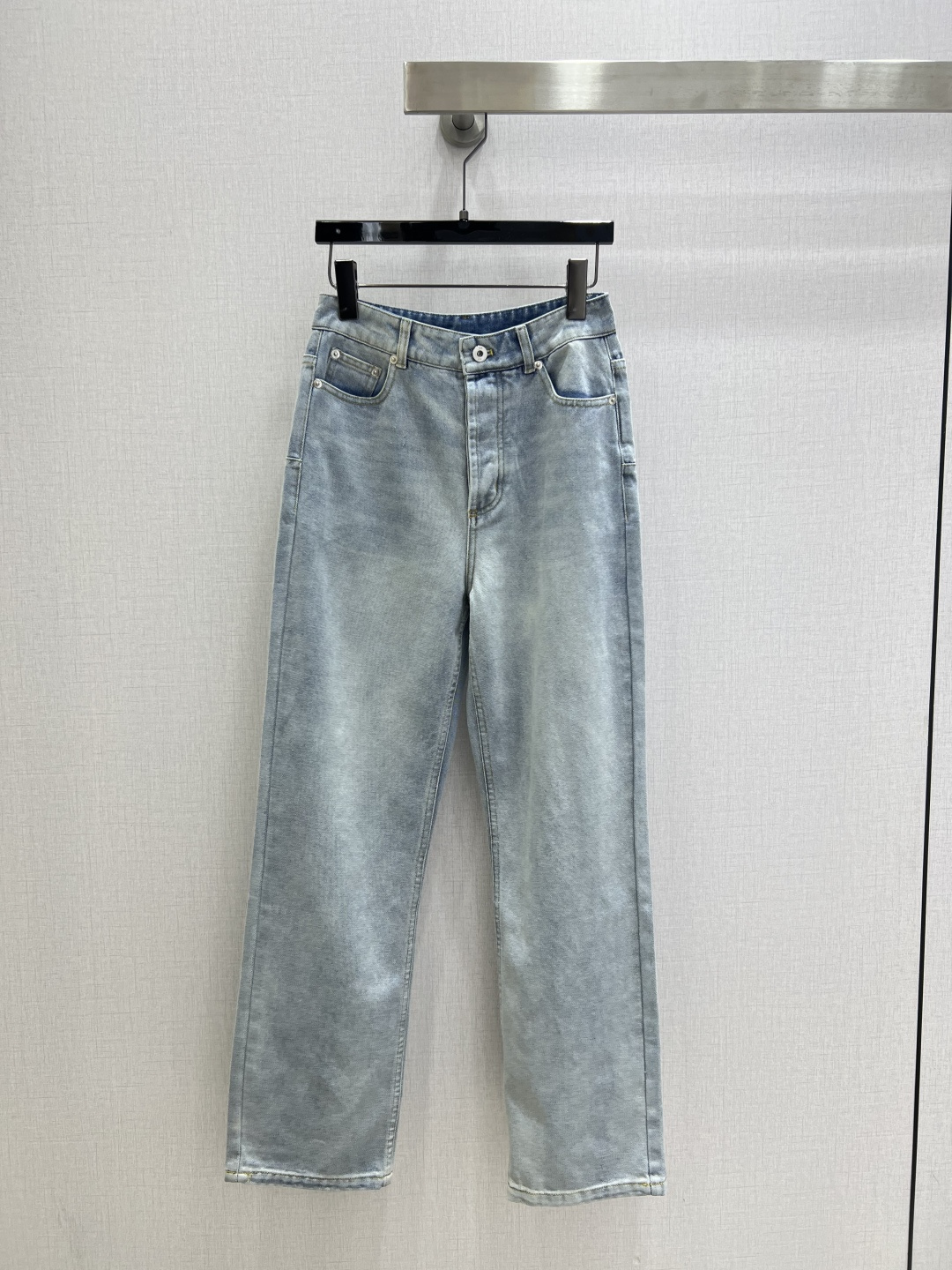 NO:795334,Highly recommended 26 early spring new style light blue straight denim trousers, nostalgic series, plain denim with distressed effect, good appearance, versatile and worry-free, just a very clean feeling, a must-have for everyone, really great!  Washed denim cotton that feels very comfortable, aged fermentation-washed shape, one color, SML code, high quality ABC,,19860909强烈推荐 26早春新款 浅蓝直筒牛仔长裤 怀旧感系列 做旧效果素颜牛仔 高颜值 百搭无烦恼 就是很干净的感觉 人手必备 真的很赞！ 手感很舒服的洗水牛仔棉 做旧酵洗造型 一个色 SML码 高品质ABC,,,Women's clothing