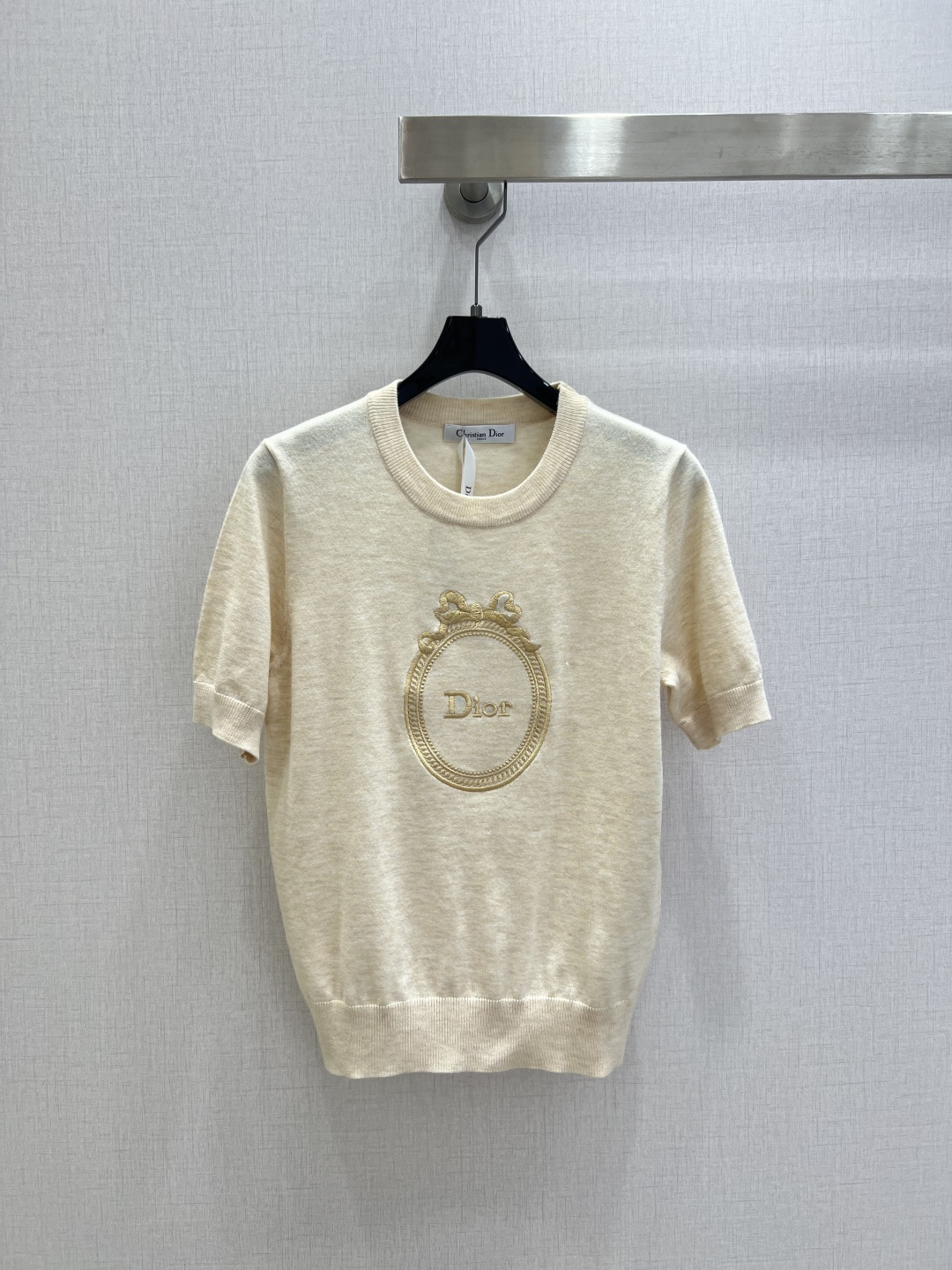 NO:795335,Highly recommended 26 early spring new style badge embroidered knitted short-sleeved top, classic sweater, wool, delicate and soft texture. Classic age-reducing item!  The pattern doesn’t make your upper body look slimmer!  A perfect item that Bai Fumei must buy. The texture is superb and the workmanship is perfect!  Grab the spot now and get the big orders!  Two colors SML code high quality ABC, sweaters, T-shirt,19860909强烈推荐 26早春新款 徽章刺绣针织短袖上衣 经典毛衣 羊毛 质感细腻软糯.经典减龄单品！版型不挑人上身巨显瘦！白富美必收的完美单品.质感超赞完美做工品质！现货开抢 大单子甩过来！两个色 SML码 高品质ABC,,sweaters,T-shirt,,Women's clothing