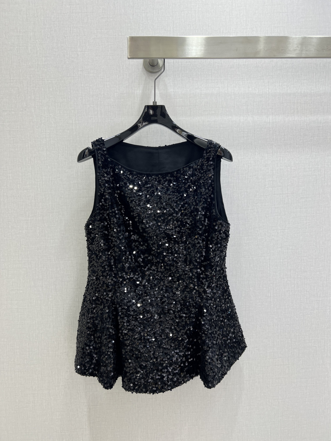 NO:795744,Highly recommended for early spring 26, sequin pleated waist sleeveless top. The entire top is covered with high-density sequins. It will reflect a fine luster under the light. It has a gorgeous sense of blingbling. The upper body instantly becomes the focus. The umbrella-shaped silhouette of the hem is playful and smart. The basic round neck sleeveless design exposes the shoulder and neck lines. It is refreshing and sexy. It has a sense of sparkle like a small dress. It is an eye-catching item for various occasions such as dates and dinners. One color, SMLXL code, high quality ABC,,19860909强烈推荐 26早春新品 亮片褶皱收腰无袖上衣 整件上衣被高密度亮片覆盖 在光线下会折射出细碎的光泽 自带blingbling的华丽感 上身瞬间成为焦点 下摆伞状廓形俏皮灵动 基础圆领无袖设计露出肩颈线条 清爽又性感 自带小礼服般的闪耀感 是约会晚宴等多种场合的吸睛单品一个色 SMLXL码 高品质ABC,,,Women's clothing