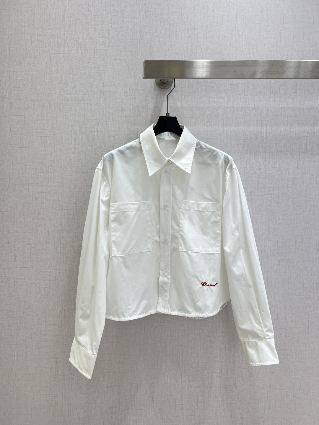 NO:798233,Highly recommended 26 spring and summer new short shirt with letter embroidery. Low-key luxury three-dimensional tailoring. Streamlined line design. Noble and elegant yet full of gentle and intellectual temperament. Imported special materials. You will be amazed when you receive it. The texture of the customized fabric is amazing!  Two colors SML code high quality ABC, shirts,19860909强烈推荐 26春夏新款 字母刺绣短款衬衫 低调奢华立体剪裁 精简线条感设计 高贵典雅又尽显温柔知性的气质 进口特殊材质 收到手会很惊艳 定制面料质感超赞！两个色 SML码 高品质ABC,,shirts,,Women's clothing