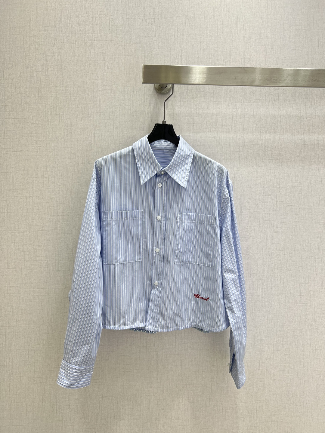 NO:798227,Highly recommended 26 spring and summer new short shirt with letter embroidery. Low-key luxury three-dimensional tailoring. Streamlined line design. Noble and elegant yet full of gentle and intellectual temperament. Imported special materials. You will be amazed when you receive it. The texture of the customized fabric is amazing!  Two colors SML code high quality ABC, shirts,19860909强烈推荐 26春夏新款 字母刺绣短款衬衫 低调奢华立体剪裁 精简线条感设计 高贵典雅又尽显温柔知性的气质 进口特殊材质 收到手会很惊艳 定制面料质感超赞！两个色 SML码 高品质ABC,,shirts,,Women's clothing