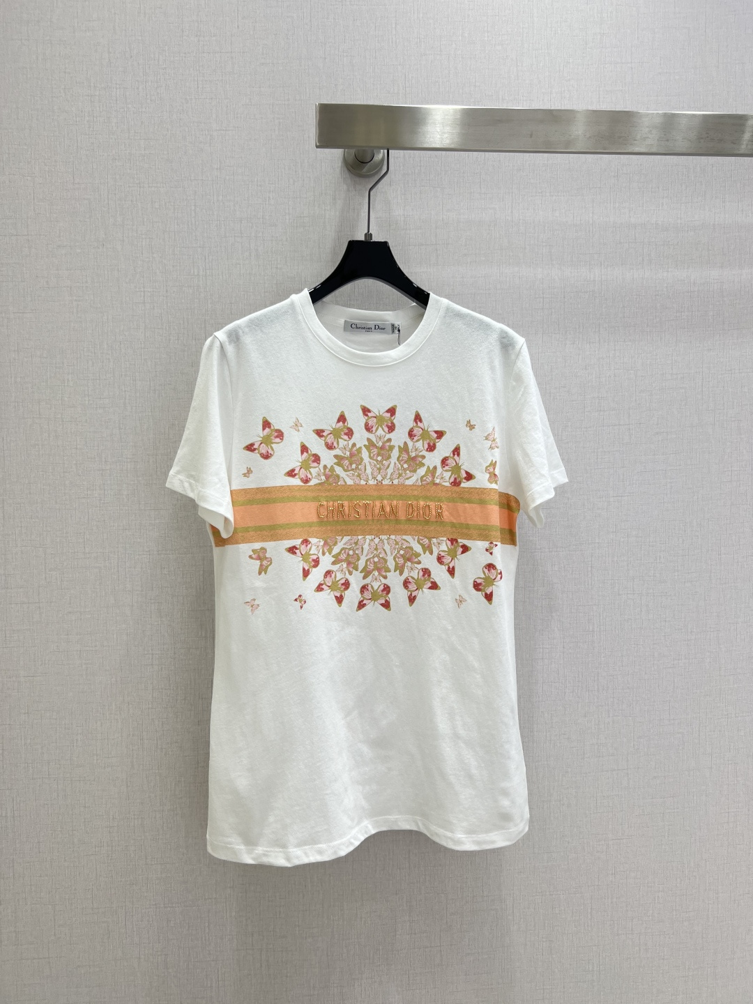 NO:798828,Highly recommended 26 spring and summer new style butterfly letter beaded short-sleeved T-shirt. High-end fabrics, versatile version. Whoever wears it knows how comfortable it feels on the upper body!  The classic colors are elegant and high-end, a must-have for daily wear!  One color SML code high quality ABC,,T-shirt,tees,t-shirt,19860909强烈推荐 26春夏新款 蝴蝶字母钉珠短袖T恤 高订面料,百搭版型 上身的触感谁穿谁知道的舒服！经典颜色都是气质又高级,日常穿搭必备！一个色 SML码 高品质ABC,,T-shirt,tees，t-shirt,,Women's clothing