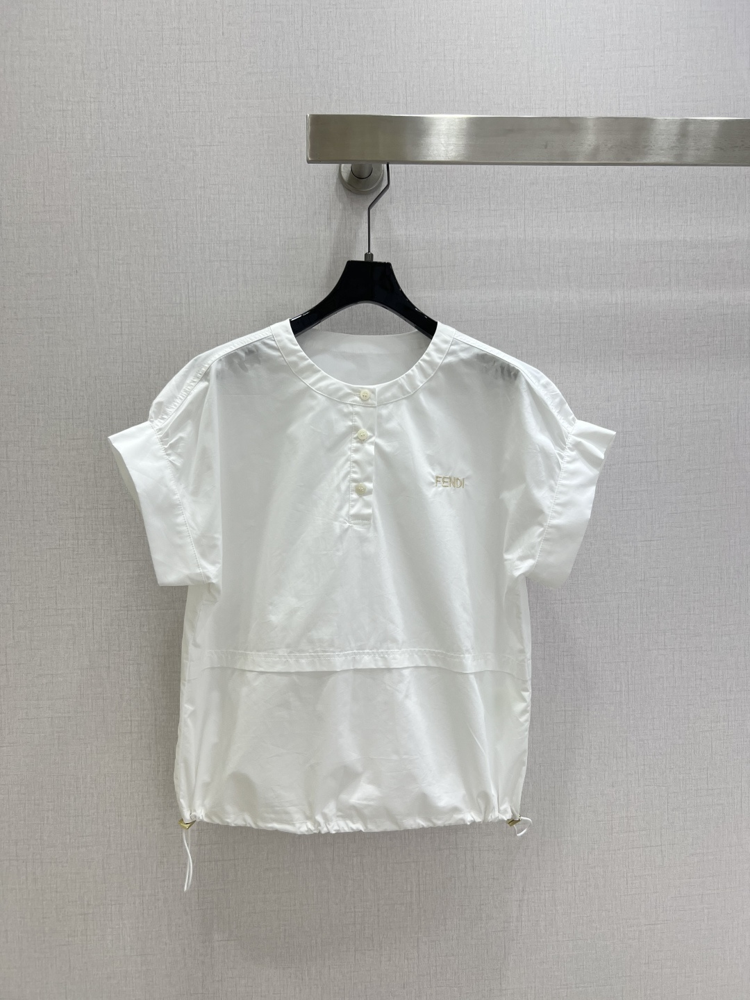 NO:798245,Highly recommended 26 spring and summer new style, letter embroidered drawstring short-sleeved top, low-key luxury three-dimensional tailoring, streamlined line design, noble and elegant yet full of gentle and intellectual temperament. Imported special materials will be amazing when you receive it. The texture of the customized fabric is amazing!  One color SML code high quality ABC, T-shirt,19860909强烈推荐 26春夏新款 字母刺绣抽绳短袖上衣 低调奢华立体剪裁 精简线条感设计 高贵典雅又尽显温柔知性的气质 进口特殊材质 收到手会很惊艳 定制面料质感超赞！一个色 SML码 高品质ABC,,T-shirt,,Women's clothing