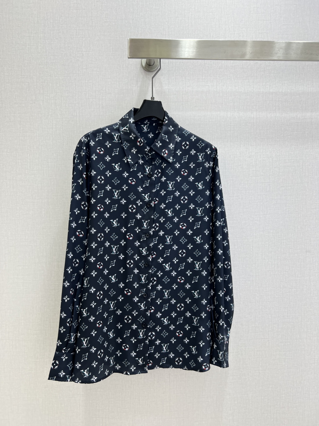 NO:798539,Highly recommended for the early spring of 26, the old flower full-print lapel shirt has a penetrating print. The upper body is full of fashion and high-end. It has a huge style and has its own aura. Ultra-light fabric. The texture is very nice. It is fashionable and advanced. The color is super positive. The upper body looks white and slim. A classic series with its own beauty. You can walk with wind and the upper body has full aura. The length is just right. One color, SMLXL code, high quality ABC, shirts,19860909强烈推荐 26早春新款 老花满印翻领衬衫 渗透印花 上身就是满满的时髦高级感 巨拉风 自带气场 超轻薄面料 质感很奈斯 时髦又高级 颜色超级正 上身显白又显瘦 自带美感的经典系列 走路都带风上身气场全开 长度恰到好处 一个色 SMLXL码 高品质ABC,,shirts,,Women's clothing