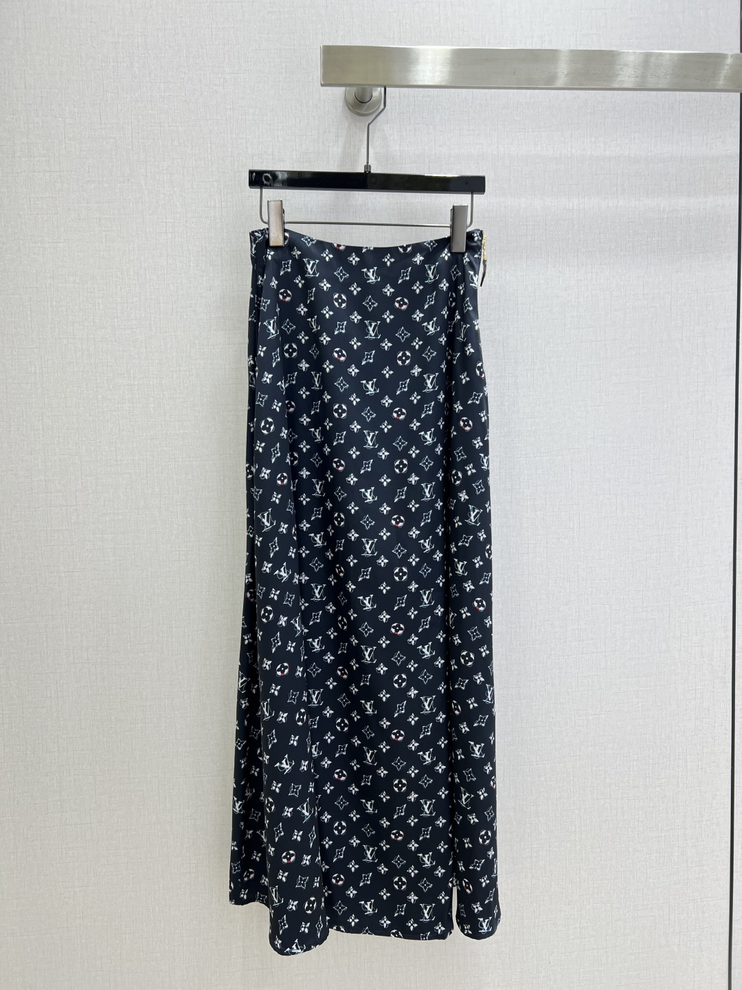 NO:798543,Highly recommended for the early spring of 26. The old flower all-over zipper long skirt. The permeable printing. The upper body is full of fashionable and high-end. The giant pull style has its own aura. Ultra-light fabric. The texture is very nice. Fashionable and advanced. The color is super positive. The upper body is white and slim. The classic series with its own beauty. Walking with wind, the upper body is full of aura. The length is just right. One color, SMLXL code, high quality ABC,,skirts,19860909强烈推荐 26早春新款 老花满印拉链长半裙 渗透印花 上身就是满满的时髦高级感 巨拉风 自带气场 超轻薄面料 质感很奈斯 时髦又高级 颜色超级正 上身显白又显瘦 自带美感的经典系列 走路都带风上身气场全开 长度恰到好处 一个色 SMLXL码 高品质ABC,,skirts,,Women's clothing