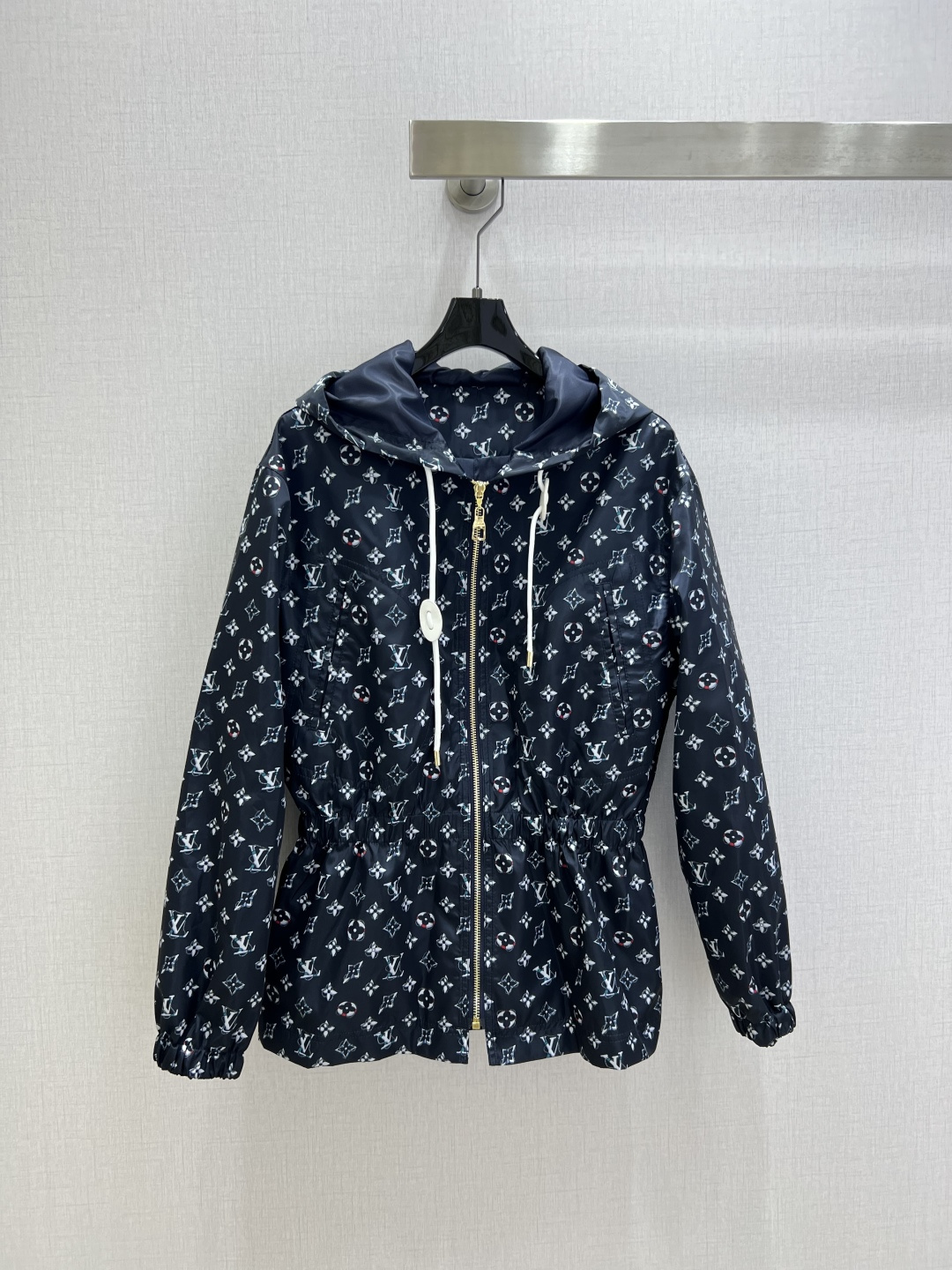 NO:798535,Highly recommended for the early spring of 26. Presbyopic hooded waist jacket. Penetration printing. Fall in love with the high-end handmade workshop series at first sight. Very high-end imported high-density texture. Full-body jacquard fabric. Look at the details carefully. The upper body is very sassy. Clean and classy. It enhances the temperament~~ It is completely in accordance with the level of high-end ready-to-wear. It is impossible not to love the temperament. MM must buy it. Two colors, SMLXL code, high quality ABC, jackets & coats, hats,19860909强烈推荐 26早春新款 老花连帽收腰外套 渗透印花 一眼爱上高级手工坊系列款 非常高级的进口高密度质地 满身提花面料 仔细看细节 上身非常飒 干净有品 提气质~~完全按照高定成衣水准 无法不爱气质MM必入 两个色 SMLXL码 高品质ABC,,jackets & coats,hats,,Women's clothing