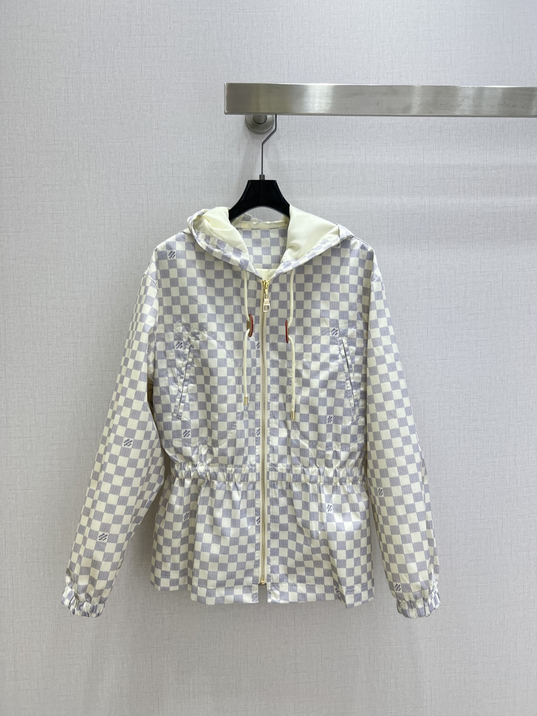 NO:798531,Highly recommended for the early spring of 26. Presbyopic hooded waist jacket. Penetration printing. Fall in love with the high-end handmade workshop series at first sight. Very high-end imported high-density texture. Full-body jacquard fabric. Look at the details carefully. The upper body is very sassy. Clean and classy. It enhances the temperament~~ It is completely in accordance with the level of high-end ready-to-wear. It is impossible not to love it. The temperament MM must buy it. Two colors SMLXL code. High-quality ABC, jackets & coats, hats,19860909强烈推荐 26早春新款 老花连帽收腰外套 渗透印花 一眼爱上高级手工坊系列款 非常高级的进口高密度质地 满身提花面料 仔细看细节 上身非常飒 干净有品 提气质~~完全按照高定成衣水准 无法不爱 气质MM必入 两个色 SMLXL码 高品质ABC,,jackets & coats,hats,,Women's clothing