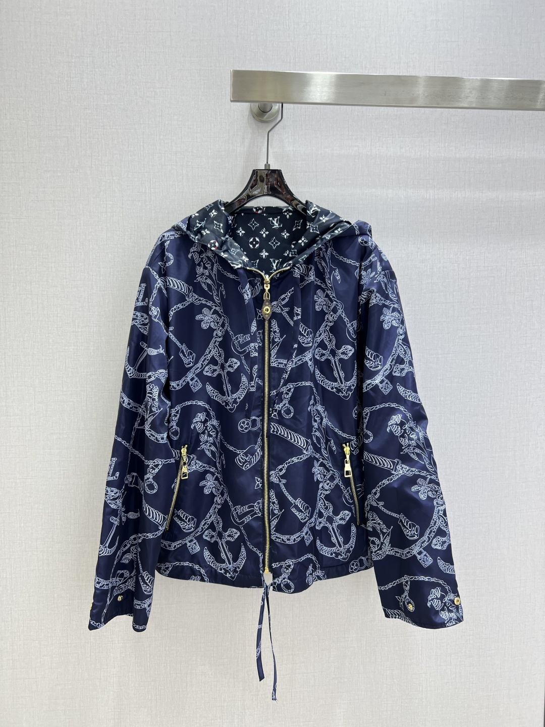 NO:798552,Highly recommended for the early spring of 26. Fully printed hooded zipper jacket. Double-sided wear. Penetration printing. Fall in love with the high-end handmade workshop series at first sight. Very high-end imported high-density texture. Full-body jacquard fabric. Look at the details carefully. The upper body is very sassy. Clean and classy. Improves temperament~~ Completely follows the level of high-end ready-to-wear. Can't help but love. Temperament MM must buy. One color SMLXL code. High-quality ABC, jackets & coats, hats,19860909强烈推荐 26早春新款 满印连帽拉链外套 双面穿 渗透印花 一眼爱上高级手工坊系列款 非常高级的进口高密度质地 满身提花面料 仔细看细节 上身非常飒 干净有品 提气质~~完全按照高定成衣水准 无法不爱 气质MM必入 一个色 SMLXL码 高品质ABC,,jackets & coats,hats,,Women's clothing