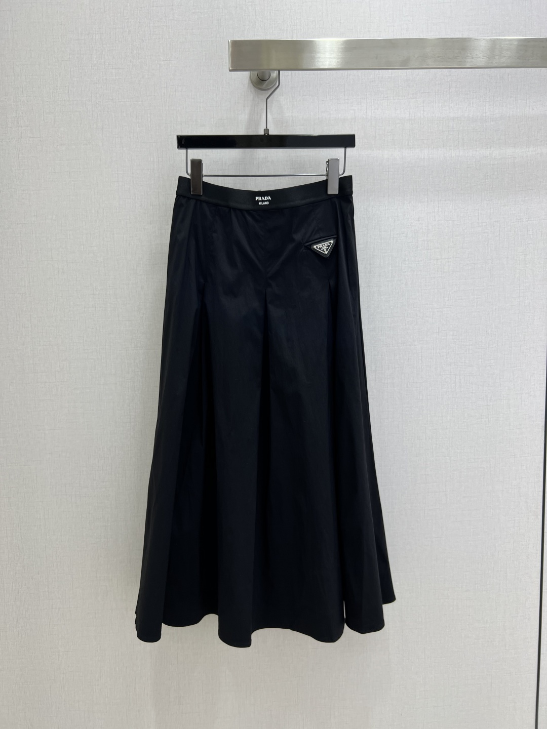 NO:798244,Highly recommended 26 spring and summer new style. Ribbon logo pleated long skirt. A very thoughtful one. The upper body is cool and sassy. Made of customized high-quality fabrics. Fine texture, natural cotton feel, muscular yet soft, neat three-dimensional tailoring. Two colors SML code. High quality ABC,,skirts,19860909强烈推荐 26春夏新款 织带徽标压褶长半裙 非常用心的一款 上身又酷又飒爽 采用定制高品质面料 纹理细腻,棉感自然,既有筋骨感又不失柔软,利落立体剪裁 两个色 SML码 高品质ABC,,skirts,,Women's clothing