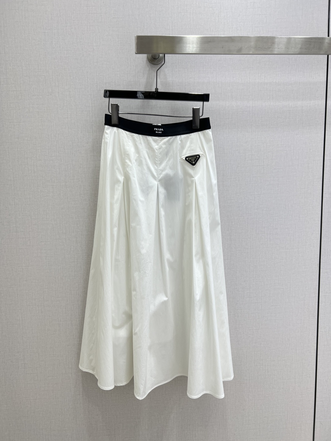 NO:798250,Highly recommended 26 spring and summer new style. Ribbon logo pleated long skirt. A very thoughtful one. The upper body is cool and sassy. Made of customized high-quality fabrics. Fine texture, natural cotton feel, muscular yet soft, neat three-dimensional tailoring. Two colors SML code. High quality ABC,,skirts,19860909强烈推荐 26春夏新款 织带徽标压褶长半裙 非常用心的一款 上身又酷又飒爽 采用定制高品质面料 纹理细腻,棉感自然,既有筋骨感又不失柔软,利落立体剪裁 两个色 SML码 高品质ABC,,skirts,,Women's clothing