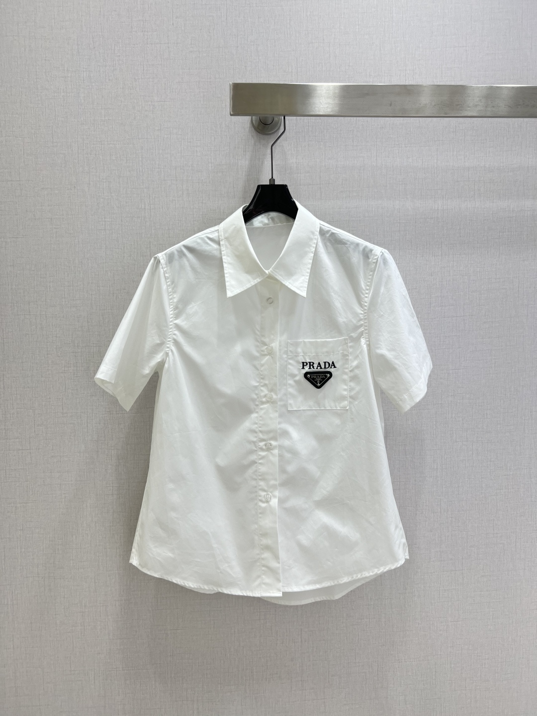NO:798817,Highly recommended 26 spring and summer new style triangle pocket short-sleeved shirt. Low-key luxury three-dimensional tailoring. Streamlined line design. Noble and elegant yet full of gentle and intellectual temperament. Imported special materials. You will be amazed when you receive it. Customized fabric texture is amazing!  Three colors SML code high quality AB, shirts, T-shirt,19860909强烈推荐 26春夏新款 三角标口袋短袖衬衫 低调奢华立体剪裁 精简线条感设计 高贵典雅又尽显温柔知性的气质 进口特殊材质 收到手会很惊艳 定制面料质感超赞！三个色 SML码 高品质AB,,shirts,T-shirt,,Women's clothing