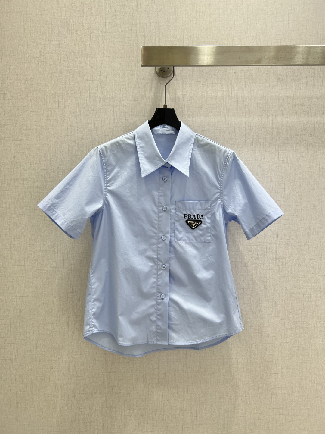 NO:798820,Highly recommended 26 spring and summer new style triangle pocket short-sleeved shirt. Low-key luxury three-dimensional tailoring. Streamlined line design. Noble and elegant yet full of gentle and intellectual temperament. Imported special materials. You will be amazed when you receive it. Customized fabric texture is amazing!  Three colors SML code high quality ABC, shirts, T-shirt,19860909强烈推荐 26春夏新款 三角标口袋短袖衬衫 低调奢华立体剪裁 精简线条感设计 高贵典雅又尽显温柔知性的气质 进口特殊材质 收到手会很惊艳 定制面料质感超赞！三个色 SML码 高品质ABC,,shirts,T-shirt,,Women's clothing
