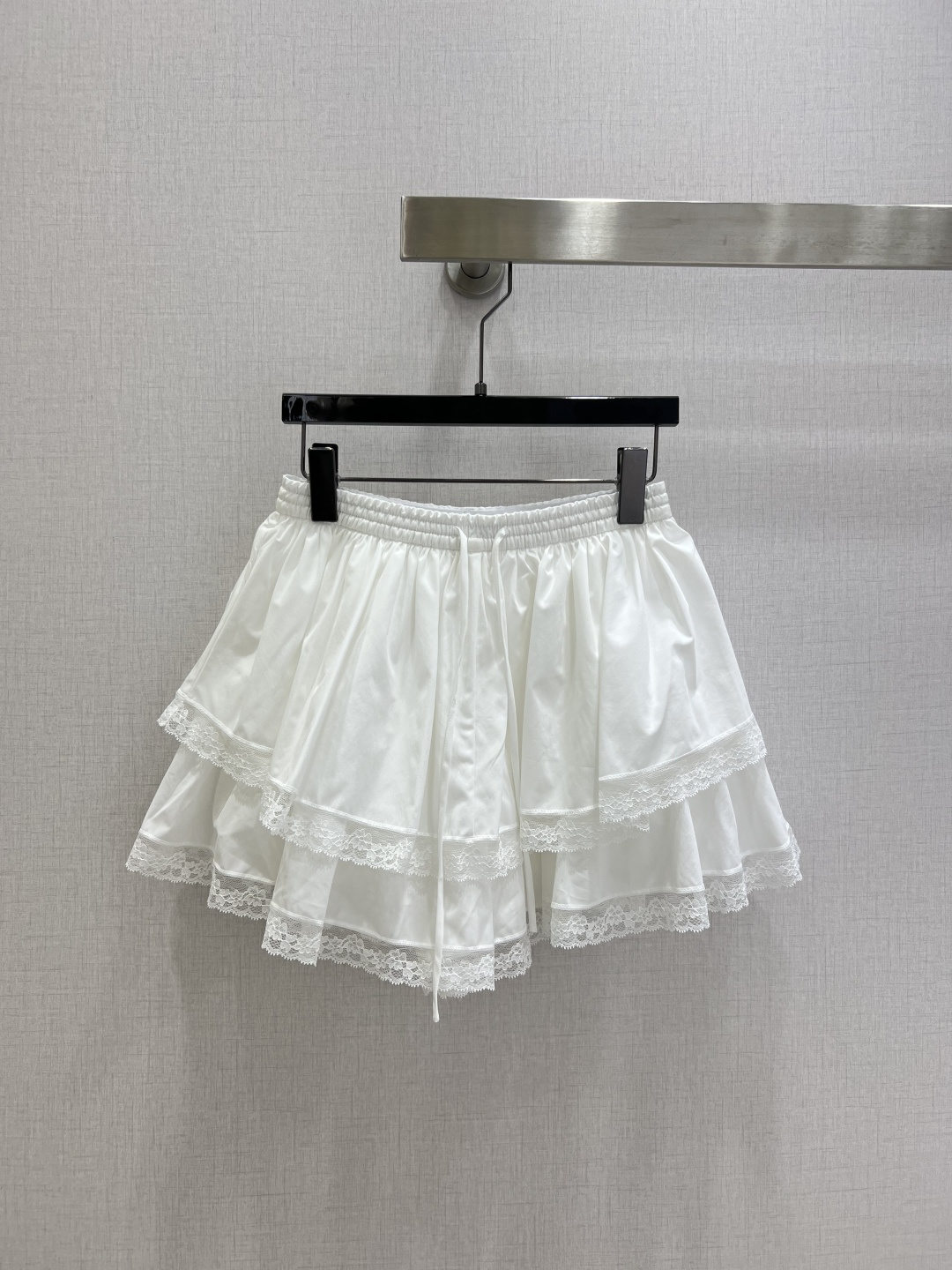 NO:798823,Highly recommended 26 early spring new lace puffy skirt, double-layer skirt + exquisite lace, sweet retro style full high-waist elastic drawstring design, slim and comfortable, pear-shaped body friendly!  The fabric is light and thick, perfect for daily commuting, dating, and taking photos. Paired with sweaters or shirts, you can easily get the sweet girl or daughter-in-law look. Two colors. SML code. High quality ABC1,,skirts,shirts,19860909强烈推荐 26早春新款 蕾丝蓬蓬半裙,双层裙摆+精致蕾丝花边,甜美复古风满分高腰松紧抽绳设计,显瘦又舒适,梨形身材友好！面料轻盈有厚度,日常通勤、约会、拍照都超适合,搭配针织衫或衬衫,轻松get甜妹or千金风穿搭 两个色 SML码 高品质ABC1,,skirts,shirts,,Women's clothing