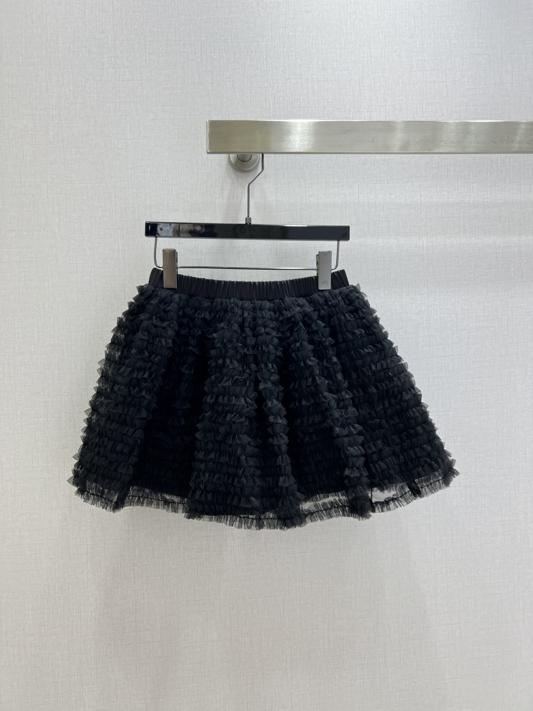 NO:798827,Highly recommended 26 spring and summer new mesh fluffy cake skirt, high-waisted A-line version, layers of mesh superimposed, perfect three-dimensional fluffy feeling!  Elastic waist design, comfortable and slimming, super friendly to the figure. Black classic and versatile, looks great with sweaters, shirts or suspenders. Easily switch between sweet or cool styles~ It can be easily used for daily life, dating, and photo taking. It is a practical and fashionable must-have item. One color SML code, high quality AB,,skirts,shirts,19860909强烈推荐 26春夏新款 网纱蓬蓬蛋糕半裙,高腰A字版型,层层网纱叠加,立体蓬松感满分！松紧腰设计,舒适又显瘦,对身材超友好黑色经典百搭,配针织衫、衬衫或吊带都很出彩,轻松切换甜美or酷感风格～日常、约会、拍照都能轻松驾驭,是实用又时髦的必备单品 一个色 SML码 高品质AB,,skirts,shirts,,Women's clothing