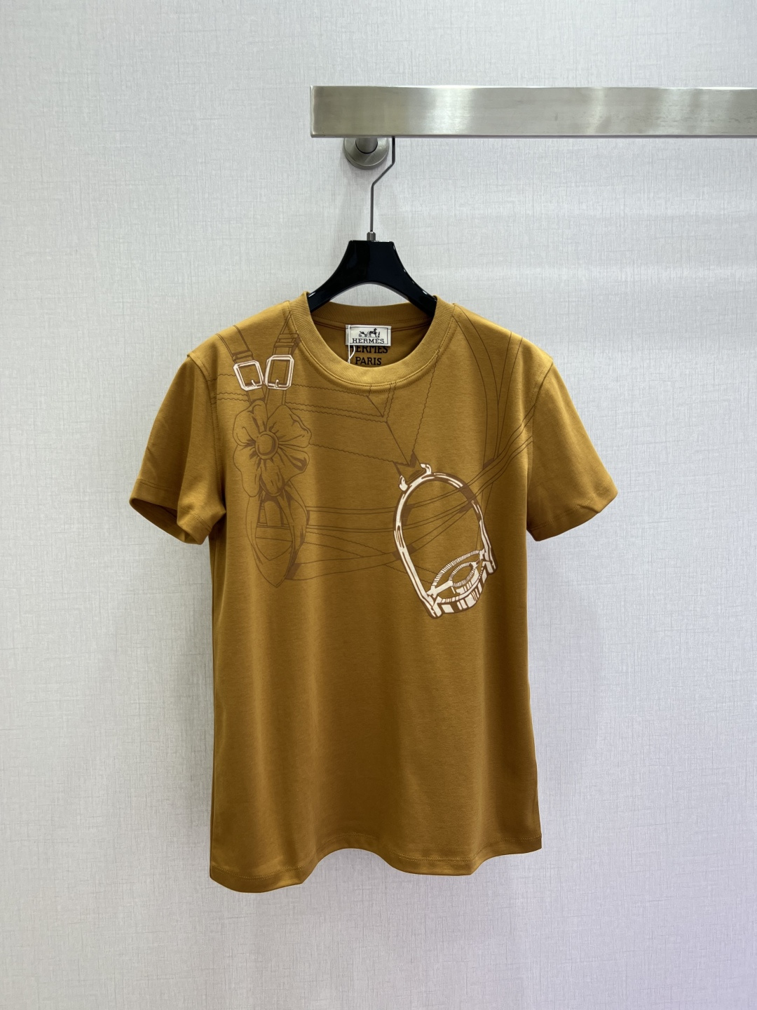 NO:798822,Highly recommended 2026 early spring new printed short-sleeved T-shirt. High-end fabrics, versatile version. Whoever wears it will know how comfortable it feels on the upper body!  The classic colors are elegant and high-end, a must-have for daily wear!  Two colors SML code high quality ABC,,T-shirt,tees,t-shirt,19860909强烈推荐 2026早春新款 印花短袖T恤 高订面料,百搭版型 上身的触感谁穿谁知道的舒服！经典颜色都是气质又高级,日常穿搭必备！两个色 SML码 高品质ABC,,T-shirt,tees，t-shirt,,Women's clothing
