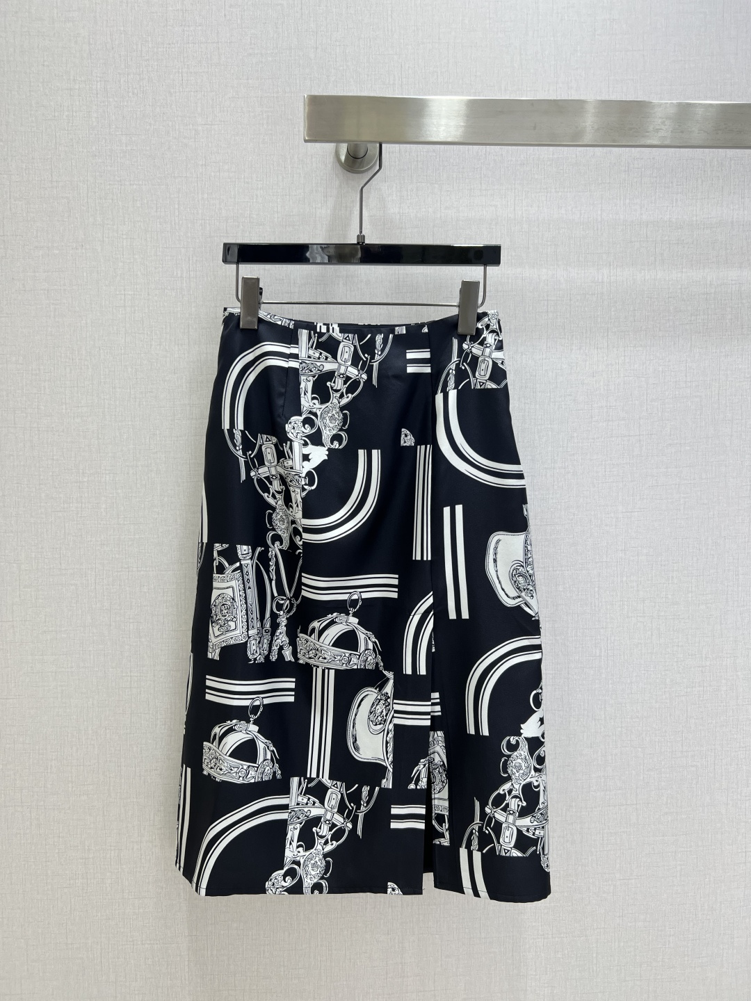 NO:799276,Highly recommended 26 spring and summer new style silk printed long skirt, customized heavy silk fabric, stirrup positioning printing, fine craftsmanship, counter quality workmanship, double layer silk, lining material is also 100 mulberry silk. Round neck design, fashionable and generous version, elegant and not unflattering, the upper body is slim and versatile. Two colors SMLXL code, high quality ABC,,skirts,real silk,19860909强烈推荐 26春夏新款 真丝印花长半裙,定制重磅真丝面料,马镫定位印花,工艺精细,专柜品质做工,双层真丝,内衬用料也是100桑蚕丝.圆领设计,版型时髦大方,气质优雅不挑人,上身显瘦又百搭 两个色 SMLXL码 高品质ABC,,skirts,real silk,,Women's clothing