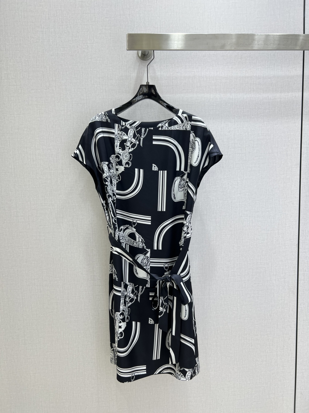 NO:799278,Highly recommended 26 spring and summer new style silk printed lace-up dress. Customized heavy silk fabric, stirrup positioning printing, fine craftsmanship, counter quality workmanship, double layer silk, lining material is also 100 mulberry silk. Round neck design, fashionable and generous version, elegant and not attractive, the upper body is slim and versatile. Two colors SML code, high quality ABC, skirts, real silk,19860909强烈推荐 26春夏新款 真丝印花系带连衣裙 定制重磅真丝面料,马镫定位印花,工艺精细,专柜品质做工,双层真丝,内衬用料也是100桑蚕丝.圆领设计,版型时髦大方,气质优雅不挑人,上身显瘦又百搭.两个色 SML码 高品质ABC,,skirts,real silk,,Women's clothing