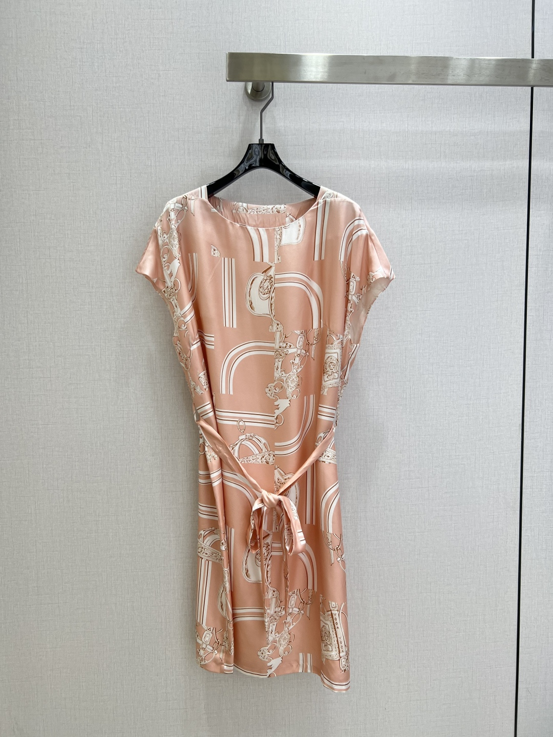 NO:799293,Highly recommended 26 spring and summer new style silk printed lace-up dress. Customized heavy silk fabric, stirrup positioning printing, fine craftsmanship, counter quality workmanship, double layer silk, lining material is also 100 mulberry silk. Round neck design, fashionable and generous version, elegant and not attractive, the upper body is slim and versatile. Two colors SML code, high quality ABC, skirts, real silk,19860909强烈推荐 26春夏新款 真丝印花系带连衣裙 定制重磅真丝面料,马镫定位印花,工艺精细,专柜品质做工,双层真丝,内衬用料也是100桑蚕丝.圆领设计,版型时髦大方,气质优雅不挑人,上身显瘦又百搭.两个色 SML码 高品质ABC,,skirts,real silk,,Women's clothing