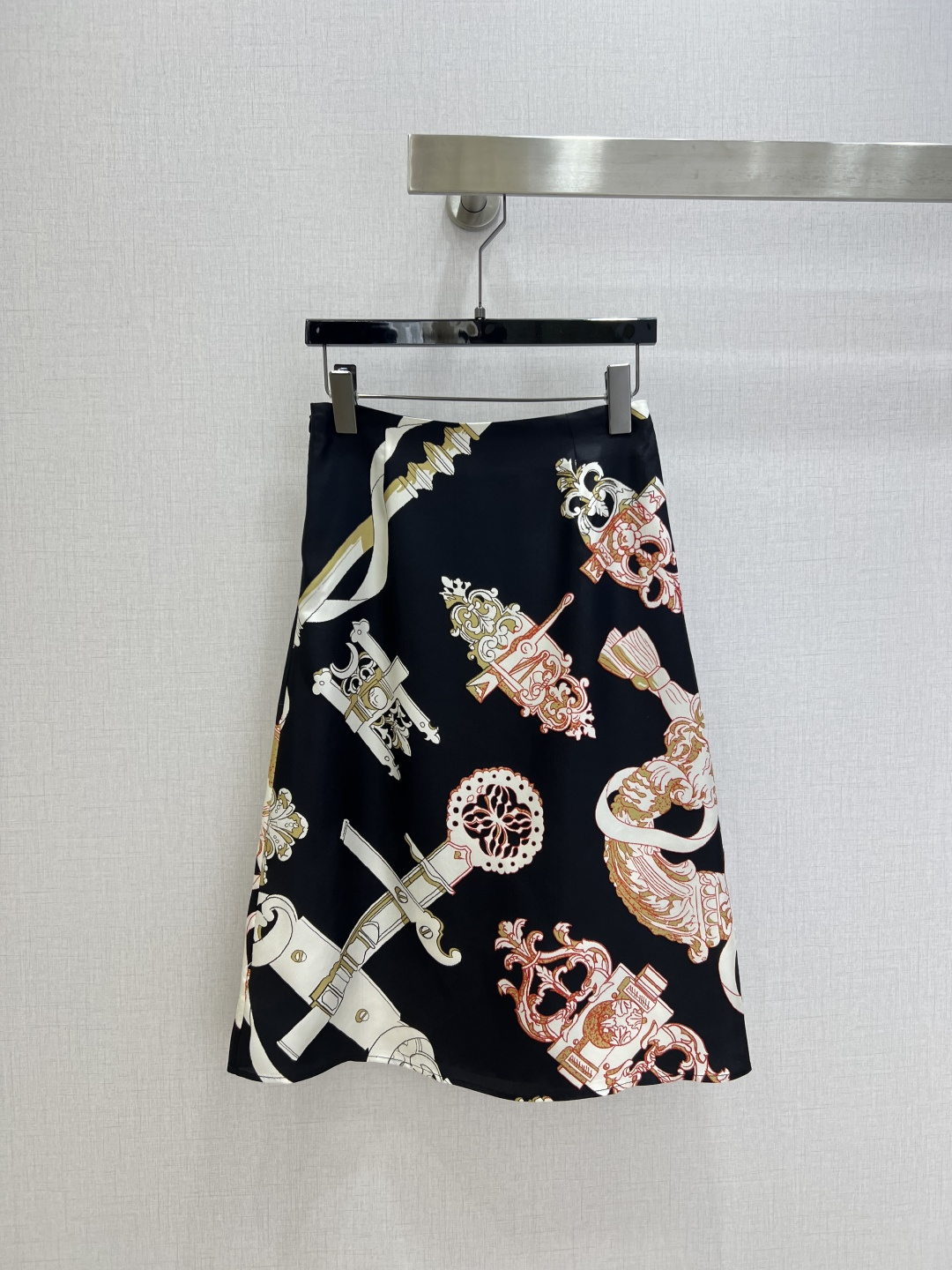 NO:799284,Highly recommended 26 spring and summer new silk printed long skirt. The same silk twill silk skirt from the official website. 'Iron Decoration' series pattern printing, the whole piece is 19mm pure silk twill thick positioning printing, the lining is also silk. Fashionable and versatile style, fine workmanship. Three colors SMLXL code, high quality ABC,, skirts, real silk,19860909强烈推荐 26春夏新款 真丝印花长半裙 官网同款真丝斜纹绸半裙.“铁饰”系列图案印花,全件19姆米纯真丝斜纹稠定位印花,里布成分也为真丝.时尚百搭款,做工精细.三个色 SMLXL码 高品质ABC,,skirts,real silk,,Women's clothing