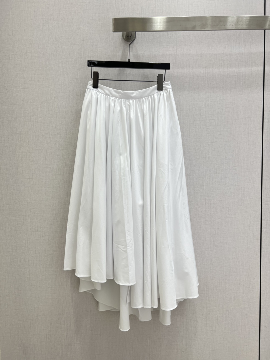 NO:799285,Highly recommended 26 early spring new minimalist irregular long skirt, not picky about body shape requirements, the upper body is particularly good!  The style of the matching is also very versatile. Exquisite advanced customization. The texture of the textured fabric is awesome. Retro and elegant. The upper body is cool and handsome, age-reducing and fashionable. One color, SMLXL code, high quality ABC,,skirts,19860909强烈推荐 26早春新款 极简不规则长半裙 不挑剔身形要求 上身特别赞！搭配的风格也很通吃 精致高级定制 富有肌理感的面料质感超赞 复古优雅 上身酷帅减龄时髦精 一个色 SMLXL码 高品质ABC,,skirts,,Women's clothing
