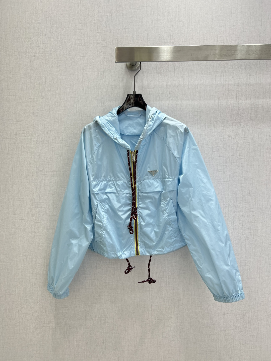 NO:799288,Highly recommended for spring and summer 26, the new hooded drawstring zipper jacket is made of lightweight regenerated nylon, windproof and breathable, super comfortable to wear in spring and summer! Hood + burgundy drawstring design, full of sportiness, and the triangular logo on the chest is very recognizable. Zipper opening and closing, elastic cuffs and hem, fit and comfortable. It can be easily controlled for daily commuting and outdoor activities. It goes well with casual or college style, practical and fashionable! One color SML code, high quality ABC,,jackets  & coats,hats,19860909强烈推荐 26春夏新款 连帽抽绳拉链外套 采用轻薄再生尼龙,防风透气,春夏穿超舒服!连帽+酒红抽绳设计,运动感满满,胸前三角徽标超有辨识度.拉链开合,袖口和下摆松紧收口,贴合又舒适.日常通勤,户外活动都能轻松驾驭,搭配休闲或学院风都很出彩,实用又时髦! 一个色 SML码 高品质ABC,,jackets & coats,hats,,Women's clothing