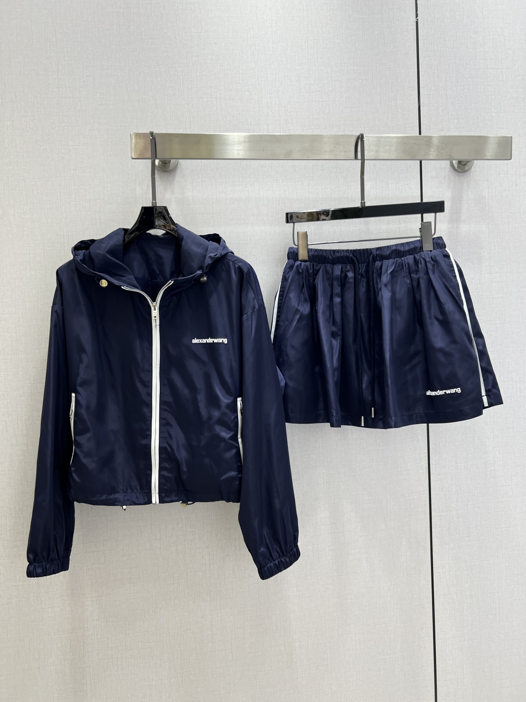 NO:799619,Highly recommended 26 spring and summer new hooded jacket and shorts suit, custom-made imported jacket material. Glossy, comfortable and stylish. Iconic letter logo embellishment highlights the brand tone. The drawstring adjustment design on the hem allows for flexible movement to show youthful vitality. The loose version modifies the waist shape and is more tolerant to the body. The development of surface accessories. The hooded zipper jacket, jacket and shorts are tailored. The set is trendy and fashionable. Two colors SML code. High quality ABC, shorts, jackets & coats, jackets &  coats,hats,19860909强烈推荐 26春夏新款 连帽外套短裤套装,定制进口冲锋衣材质 光泽舒适有型 标志性字母徽标点缀彰显品牌调性 下摆抽绳调节设计灵活行动 让青春活力立显 宽松版型修饰腰身体型对身材包容度更高 面辅料开发 连帽拉链夹克外套短裤版型剪裁 成套穿搭潮流时髦.两个色 SML码 高品质ABC,,shorts,jackets & coats,jackets & coats,hats,,Women's clothing