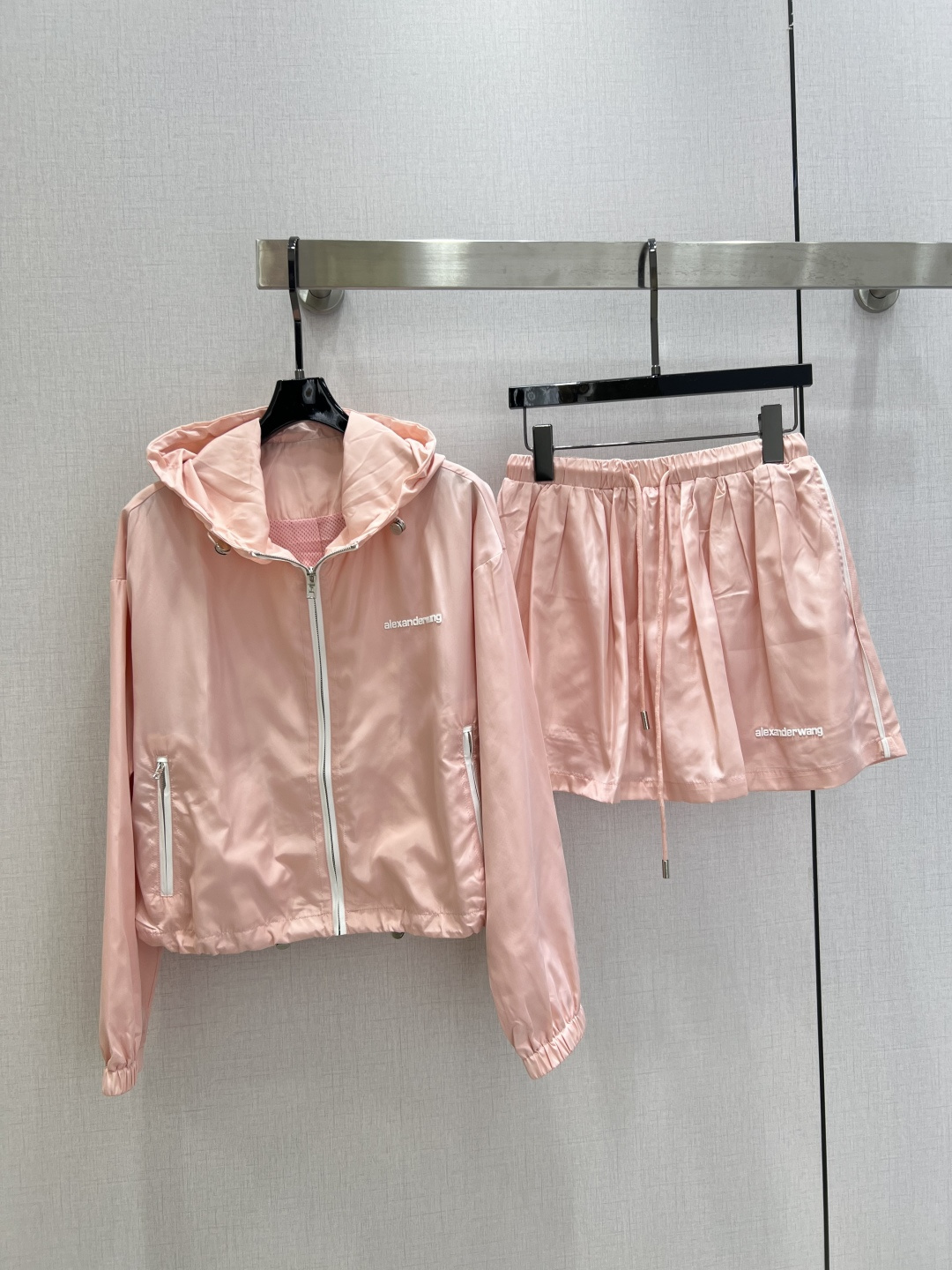 NO:799606,Highly recommended 26 spring and summer new hooded jacket and shorts suit, custom-made imported jacket material. Glossy, comfortable and stylish. Iconic letter logo embellishment highlights the brand tone. The drawstring adjustment design on the hem allows for flexible movement to show youthful vitality. The loose version modifies the waist shape and is more tolerant to the body. The development of surface accessories. The hooded zipper jacket, jacket and shorts are tailored. The set is trendy and fashionable. Two colors SML code. High quality ABC, shorts, jackets & coats, jackets &  coats,hats,19860909强烈推荐 26春夏新款 连帽外套短裤套装,定制进口冲锋衣材质 光泽舒适有型 标志性字母徽标点缀彰显品牌调性 下摆抽绳调节设计灵活行动 让青春活力立显 宽松版型修饰腰身体型对身材包容度更高 面辅料开发 连帽拉链夹克外套短裤版型剪裁 成套穿搭潮流时髦.两个色 SML码 高品质ABC,,shorts,jackets & coats,jackets & coats,hats,,Women's clothing
