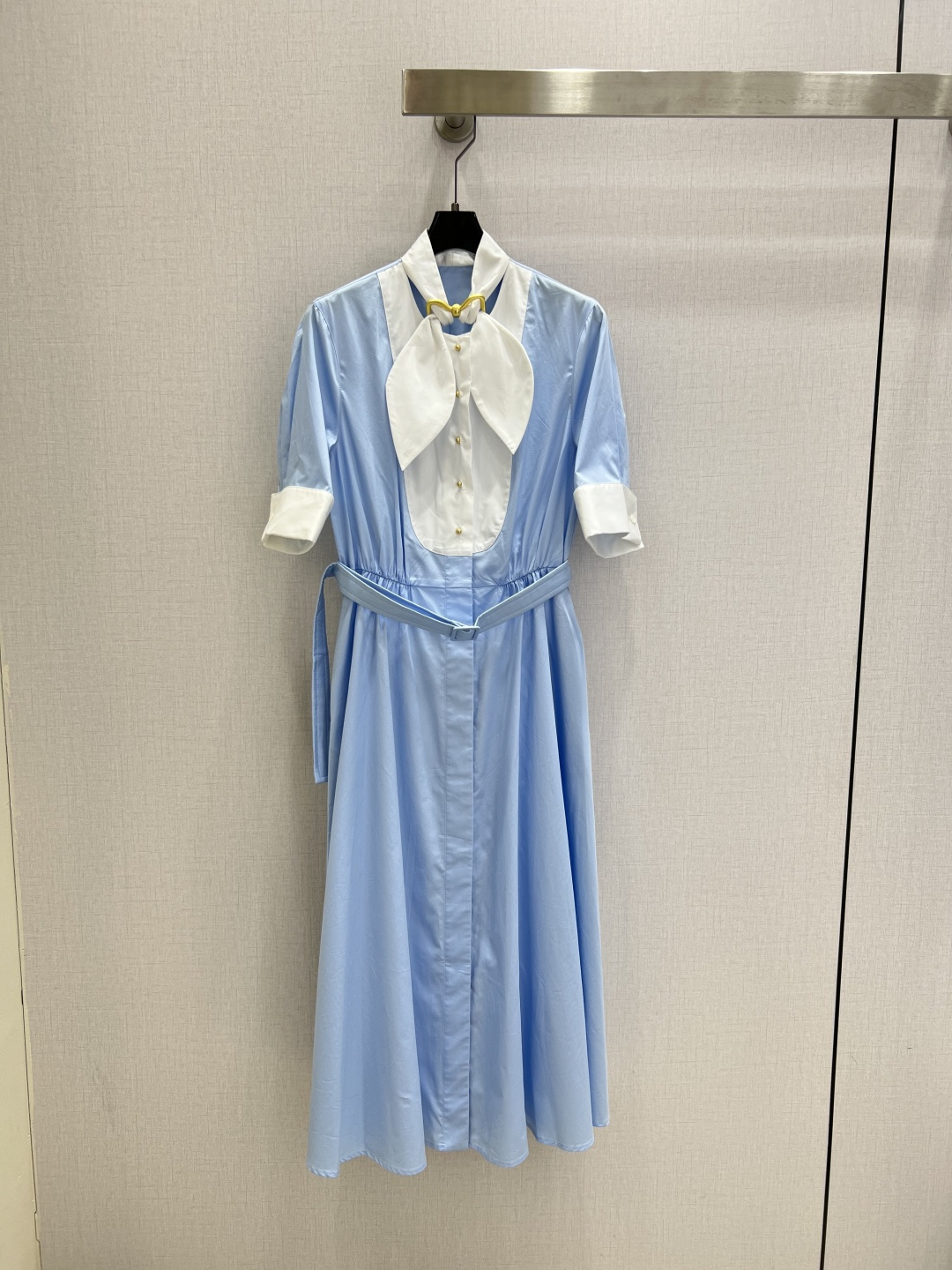 NO:799634,Highly recommended 26 spring and summer new style, short-sleeved dress with contrasting belt and classic design. The upper body is exquisite and smart, so you can match it with ease!  The customized imported fabrics are crisp and stylish, with a full sense of high-end. Full of texture and fashionable, it is recommended to buy!  The quality of workmanship depends on the details. One color, SMLXL code, high quality ABC, skirts, T-shirts,19860909强烈推荐 26春夏新款 拼接撞色腰带短袖连衣裙 经典款设计 上身精致又干练得体,搭配起来随心应手！定制的进口面料挺括有型 满满的高级感.质感十足,时尚潮流 ,推荐入手！ 做工品质看细节 一个色 SMLXL码 高品质ABC,,skirts,T-shirt,,Women's clothing