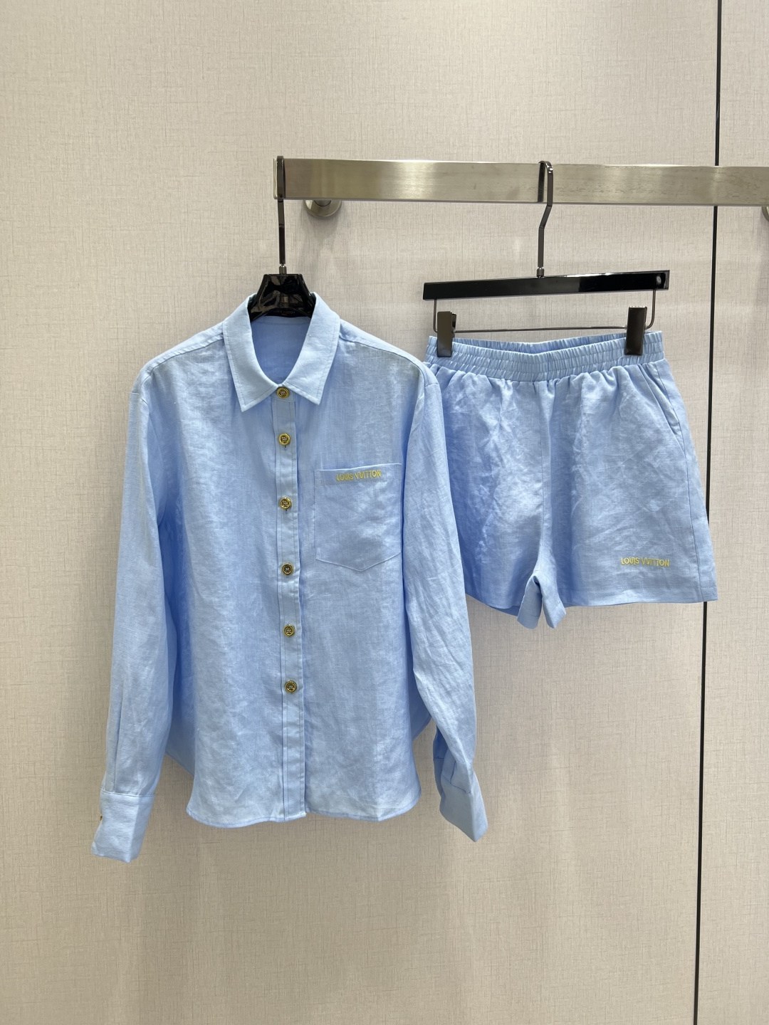 NO:799657,Highly recommended 26 spring and summer new style, letter embroidered hardware linen suit, linen, simple and elegant, very high-end imported texture, look at the details carefully, the color is super correct, very cool, clean and classy, ​​improves temperament~~ It is completely in accordance with the level of high-end ready-to-wear. It is impossible not to love it. It is a must-have for temperament girls. Two colors, SML code, high quality AB,,19860909强烈推荐 26春夏新款 字母刺绣五金亚麻套装 亚麻 简洁大气 非常高级的进口质地 仔细看细节 颜色超正上身非常飒爽 干净有品 提气质~~完全按照高定成衣水准 无法不爱 气质MM必入 两个色 SML码 高品质AB,,,Women's clothing