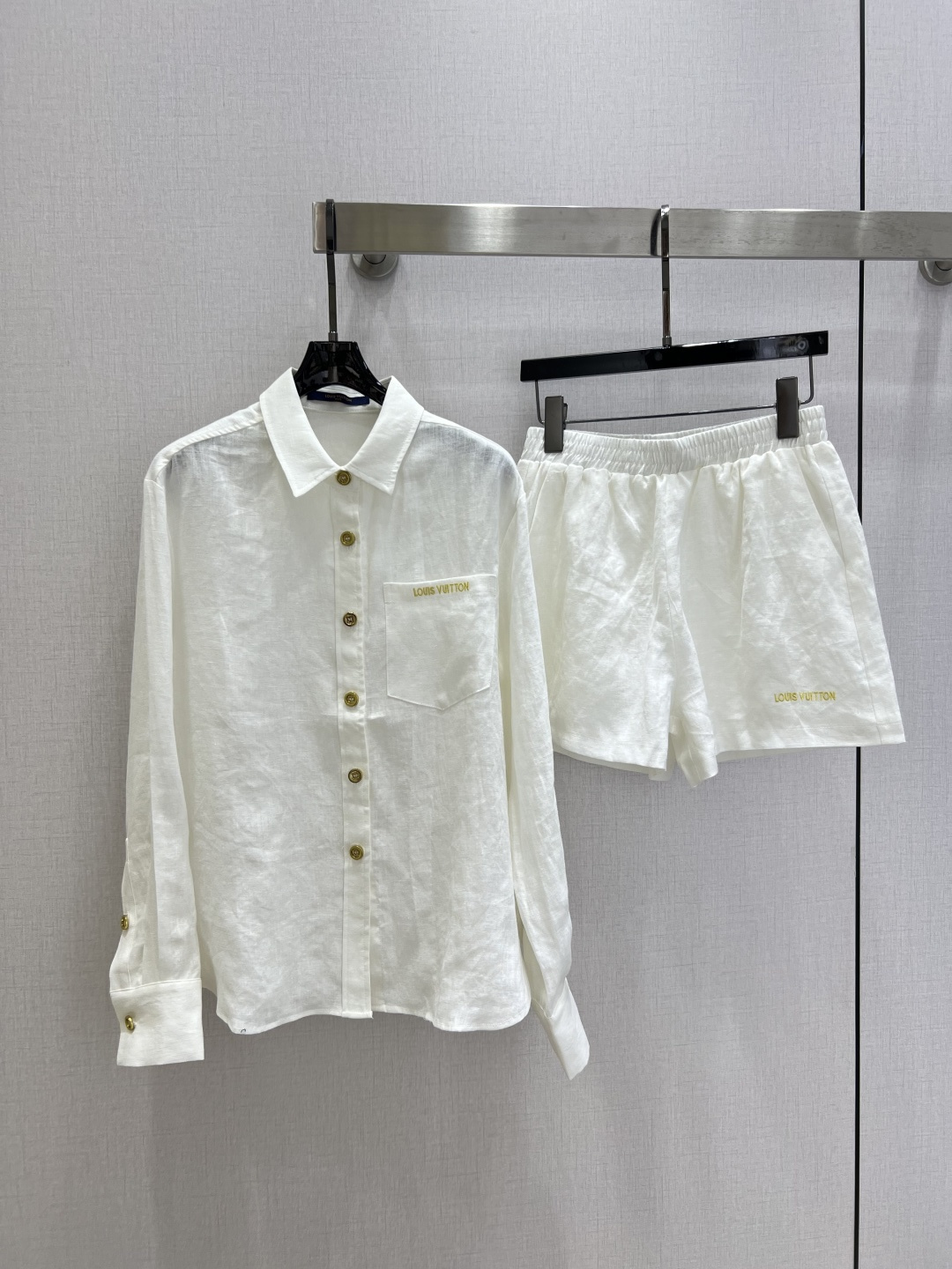 NO:799660,Highly recommended 26 spring and summer new style, letter embroidered hardware linen suit, linen, simple and elegant, very high-end imported texture, look at the details carefully, the color is super correct, very cool, clean and classy, ​​improves temperament~~ It is completely in accordance with the level of high-end ready-to-wear. It is impossible not to love it. A must-have for temperament girls. Two colors, SML code, high quality ABC,,19860909强烈推荐 26春夏新款 字母刺绣五金亚麻套装 亚麻 简洁大气 非常高级的进口质地 仔细看细节 颜色超正上身非常飒爽 干净有品 提气质~~完全按照高定成衣水准 无法不爱 气质MM必入 两个色 SML码 高品质ABC,,,Women's clothing