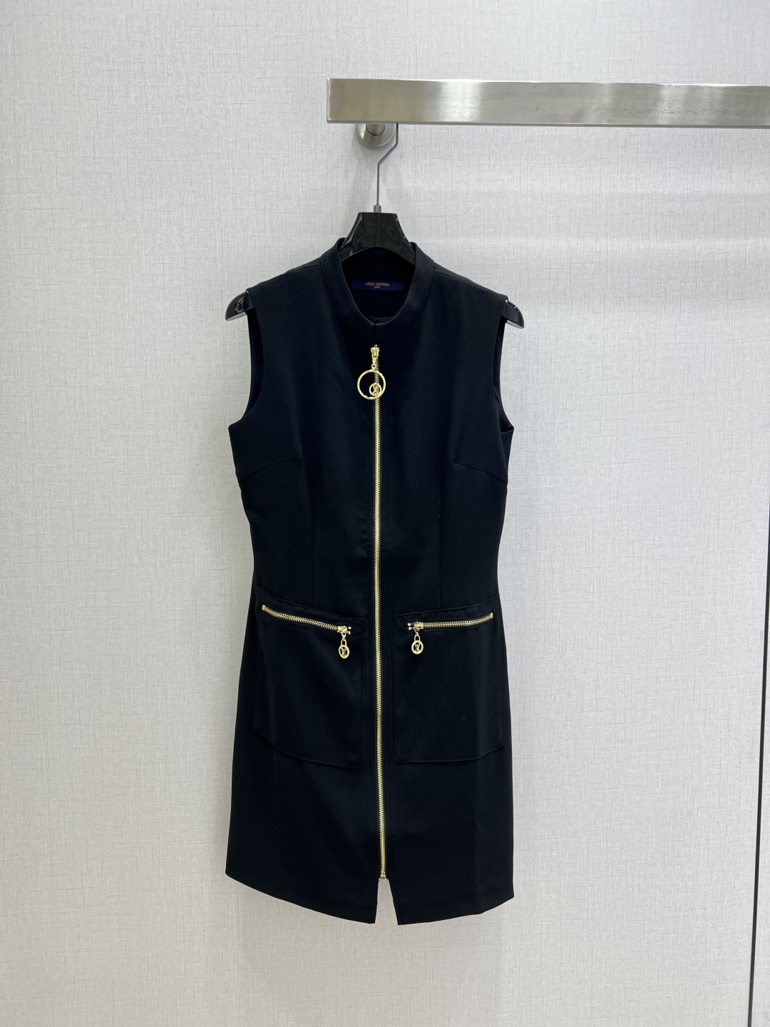 NO:799664,Highly recommended 26 spring and summer new hardware zipper vest dress, classic design, the upper body is exquisite and capable, and it can be matched with ease!  The customized imported fabrics are crisp and stylish, with a full sense of high-end. Full of texture and fashionable, it is recommended to buy!  The quality of workmanship depends on the details. One color SML code. High quality ABC, skirts,19860909强烈推荐 26春夏新款 五金拉链背心连衣裙 经典款设计 上身精致又干练得体,搭配起来随心应手！定制的进口面料挺括有型 满满的高级感.质感十足,时尚潮流 ,推荐入手！ 做工品质看细节 一个色 SML码 高品质ABC,,skirts,,Women's clothing