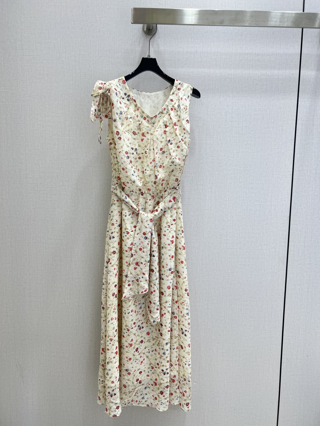 NO:799655,Highly recommended 26 spring and summer new floral belt sleeveless dress. Elegant and smart, simple yet exuding luxury. The workmanship of the whole dress is very fine!  The pattern is simple and clear at a glance, beautiful and fantasy, low-key yet eye-catching, you must choose this one. One color SML code, high quality ABC,,skirts,19860909强烈推荐 26春夏新款 碎花腰带无袖连衣裙 飘逸灵动 简约中流露出高奢 整件衣服做工更是非常精细！ 版型简单一目了然,美伦美幻 低调又要引人注目,必选这款 一个色 SML码 高品质ABC,,skirts,,Women's clothing