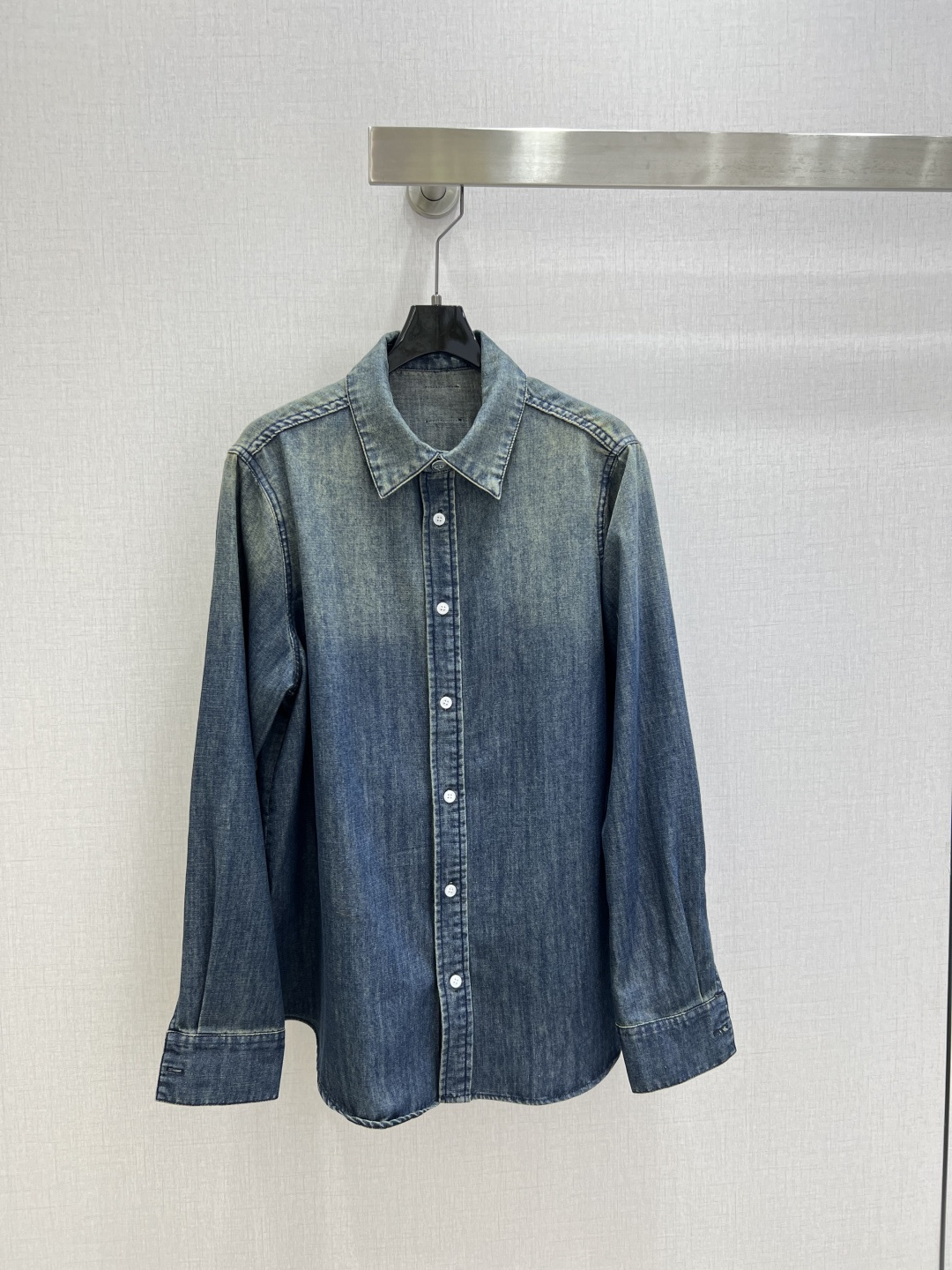 NO:799652,Highly recommended 26 spring and summer new denim shirt with leather label on the lapel and back. High-end production ~ super fashionable new denim denim. The upper body is cool and sassy with a unique color tone. The texture is fine, the cotton feels natural, it is muscular yet soft, super beautiful!  The details and workmanship are super good, new products are in stock, unboxed and available for grabs, one color, SMLXL code, high quality ABC, shirts,19860909强烈推荐 26春夏新款 翻领后背皮标牛仔衬衫 高版出品~超时髦新款丹宁牛仔 个性色调上身又酷又飒爽 纹理细腻,棉感自然,既有筋骨感又不失柔软,超级漂亮！细节做工超级好,新品现货开箱开抢 一个色 SMLXL码 高品质ABC,,shirts,,Women's clothing