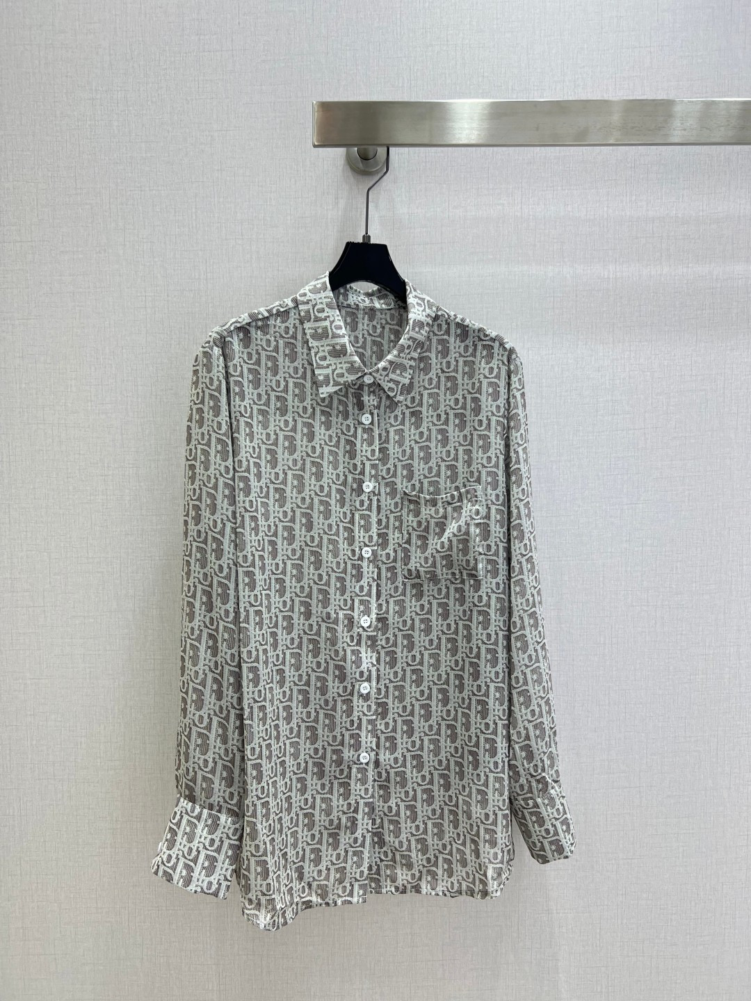 NO:800119,Highly recommended 26 spring and summer new style, lapel presbyopic shirt, presbyopic drawstring straight trousers, separate batches, slightly see-through shirt, vaguely fashionable and discreet, cute style, full of small details, great points. Exquisite workmanship, age-reducing fashion, good HOLD style, won the hearts of fairies, soft and textured, classic, one color SML code, high quality lining, shirts,19860909强烈推荐 26春夏新款 翻领老花衬衫老花抽绳直筒长裤 分开批 衬衣微透视 若隐若现时尚小心机 可A可乖的风格,满满小细节太加分了.做工精致 减龄时尚 好HOLD住造型 深得仙女心 柔软有质感 经典之作 一个色 SML码 高品质衬,,shirts,,Women's clothing