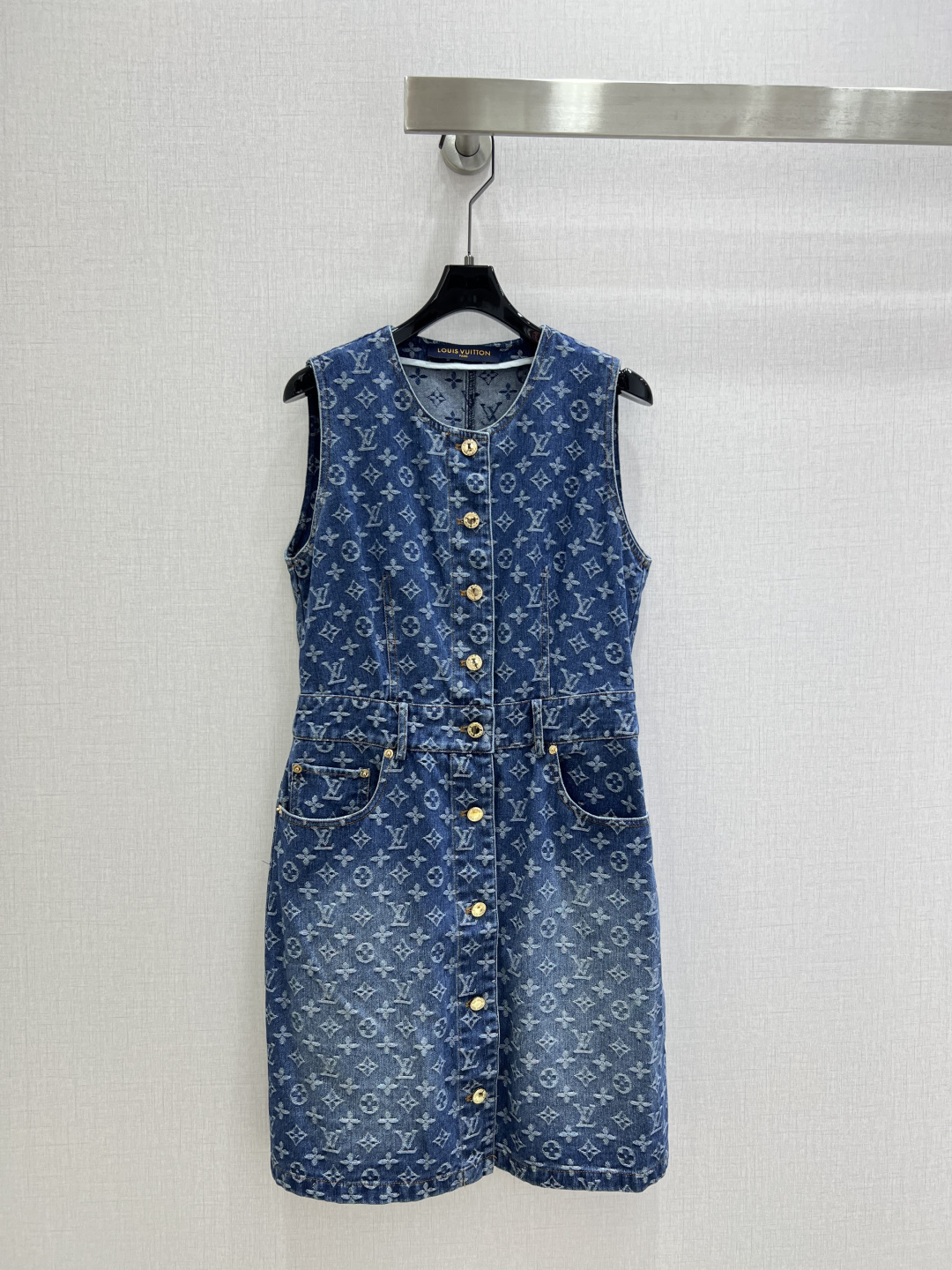 NO:800132,Highly recommended 26 spring and summer new style Presbyopic denim pocket sleeveless dress Super fashionable new denim denim skirt The upper body is cool and sassy with a unique color tone. The texture is delicate and the cotton feels natural. It is muscular yet soft, super beautiful!  The details and workmanship are super good, new products are in stock, open the box and grab them. One color SML code, high quality ABC, skirts,19860909强烈推荐 26春夏新款 老花牛仔口袋无袖连衣裙 超时髦新款丹宁牛仔裙 个性色调上身又酷又飒爽 纹理细腻,棉感自然,既有筋骨感又不失柔软,超级漂亮！细节做工超级好,新品现货开箱开抢 一个色 SML码 高品质ABC,,skirts,,Women's clothing