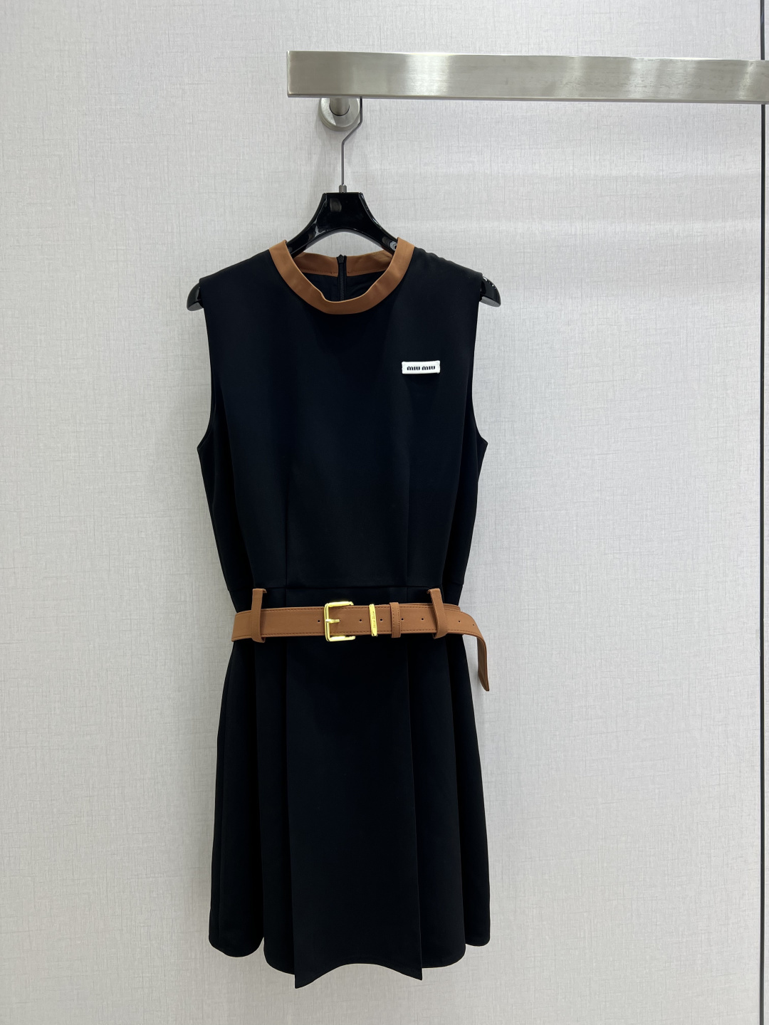 NO:800115,Highly recommended 26 spring and summer new style contrasting belt vest dress, classic design, the upper body is exquisite and capable, easy to match!  The customized imported fabrics are crisp and stylish, with a full sense of high-end. Full of texture and fashionable, it is recommended to buy!  The quality of workmanship depends on the details. One color SML code. High quality ABC, skirts,19860909强烈推荐 26春夏新款 撞色腰带背心连衣裙 经典款设计 上身精致又干练得体,搭配起来随心应手！定制的进口面料挺括有型 满满的高级感.质感十足,时尚潮流 ,推荐入手！ 做工品质看细节 一个色 SML码 高品质ABC,,skirts,,Women's clothing