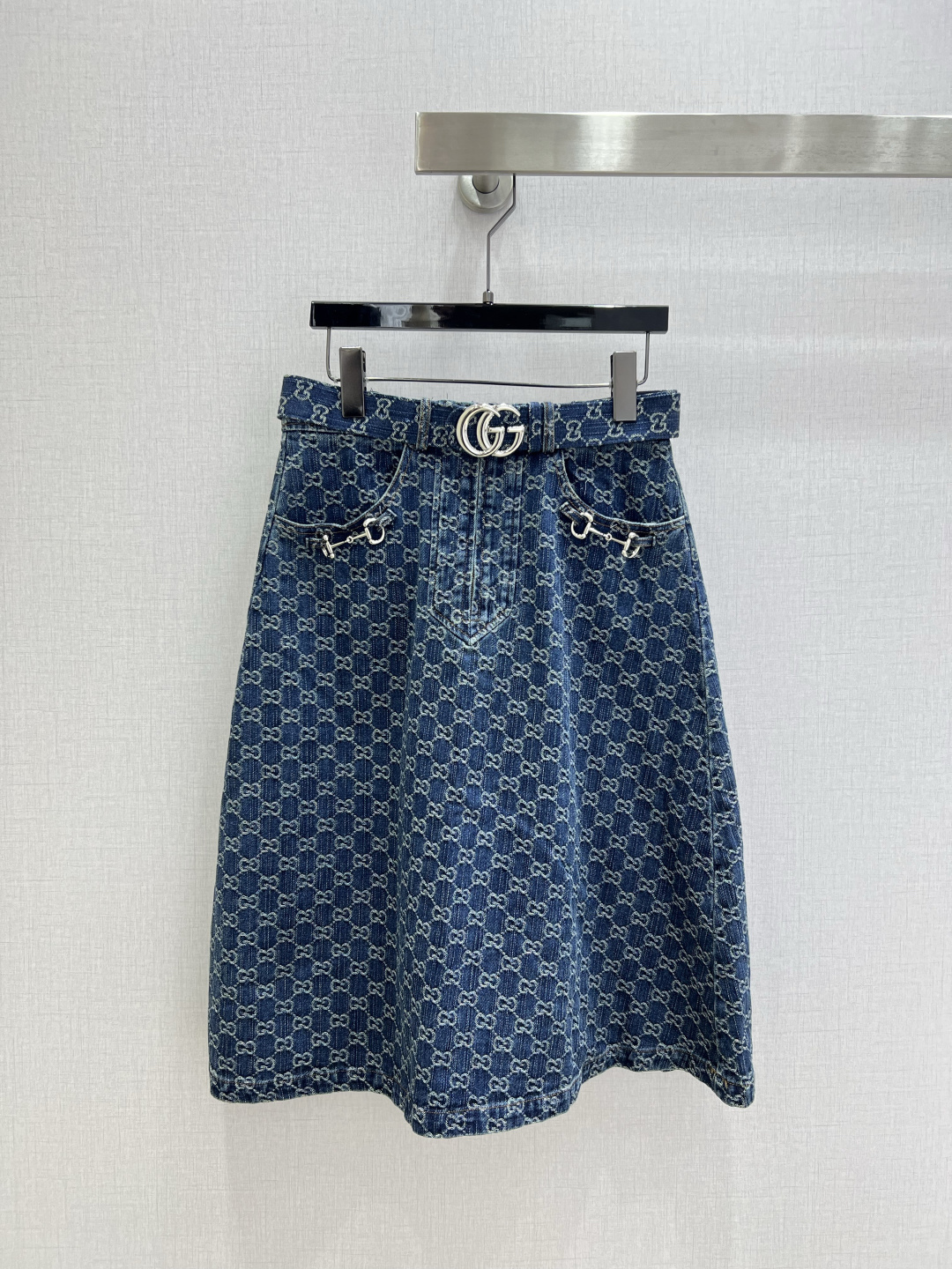 NO:800135,Highly recommended 26 spring and summer new style, jacquard horsebit double G denim long skirt, super fashionable, unique color tones, cool and sassy on the upper body, fine texture, natural cotton feel, both muscular and soft, super beautiful!  The details and workmanship are super good, new products are in stock, open the box and grab them. One color SML code, high quality ABC, skirts,19860909强烈推荐 26春夏新款 提花马衔扣双G牛仔长半裙 超时髦 个性色调上身又酷又飒爽 纹理细腻,棉感自然,既有筋骨感又不失柔软,超级漂亮！细节做工超级好,新品现货开箱开抢 一个色 SML码 高品质ABC,,skirts,,Women's clothing