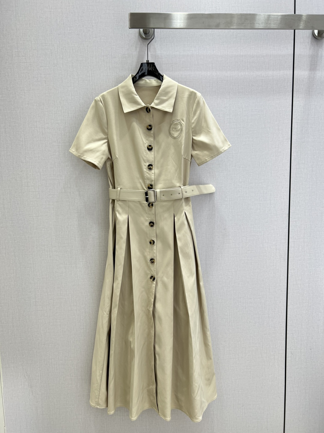 NO:801682,Highly recommended 26 spring and summer new embroidered belt short-sleeved pleated dress. Low-key luxury three-dimensional tailoring. Streamlined line design. Noble and elegant yet full of gentle and intellectual temperament. Imported special materials. You will be amazed when you receive it. The texture of the customized fabric is amazing!  One color SML code high quality ABC,,skirts,T-shirt,19860909强烈推荐 26春夏新款 刺绣腰带短袖褶皱连衣裙 低调奢华立体剪裁 精简线条感设计 高贵典雅又尽显温柔知性的气质 进口特殊材质 收到手会很惊艳 定制面料质感超赞！一个色 SML码 高品质ABC,,skirts,T-shirt,,Women's clothing