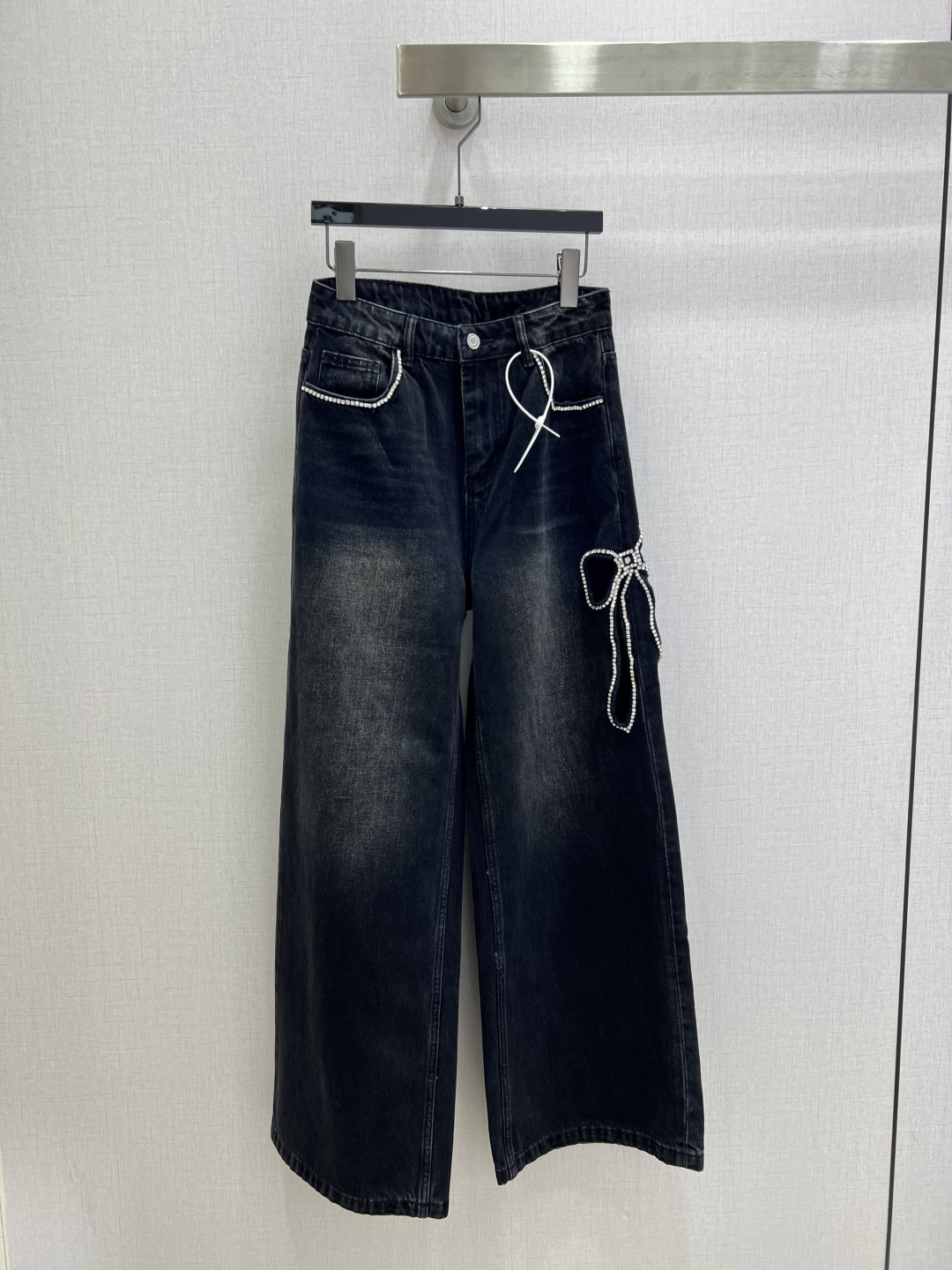 NO:802286,Highly recommended 26 spring and summer new style. Side bow hollow denim trousers, classic denim, distressed washed blue. The color is a medium washed blue with a retro feel. It has a natural whitening effect. The texture is soft and not stiff. The right trouser leg has a hollow bow design + diamond chain decoration, which is full of sweet and cool feeling. It is the design soul of the whole trousers. High-waisted loose version. The trouser legs are loose and hanging. It is highly tolerant to the leg shape. It visually looks taller and slimmer. Two colors SML code  High quality ABC,,19860909强烈推荐 26春夏新款 侧边蝴蝶结镂空牛仔长裤,经典牛仔布,做旧水洗蓝调颜色是复古感的中度洗水蓝 带自然的磨白效果 质感柔软不僵硬 右侧裤腿有一个镂空蝴蝶结设计 + 钻链装饰,甜酷感十足 是整条裤子的设计灵魂 高腰宽松版型 裤管宽松垂顺 对腿型包容度高 视觉上显高显瘦 两个色 SML码 高品质ABC,,,Women's clothing