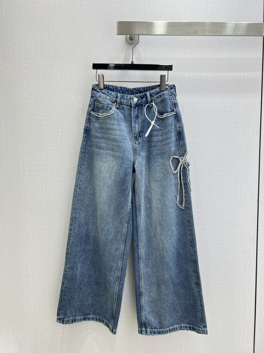 NO:802301,Highly recommended 26 spring and summer new style. Side bow hollow denim trousers, classic denim, distressed washed blue. The color is a medium washed blue with a retro feel. It has a natural whitening effect. The texture is soft and not stiff. The right trouser leg has a hollow bow design + diamond chain decoration, which is full of sweet and cool feeling. It is the design soul of the whole trousers. High-waisted loose version. The trouser legs are loose and hanging. It is highly tolerant to the leg shape. It visually looks taller and slimmer. Two colors SML code  High quality ABC,,19860909强烈推荐 26春夏新款 侧边蝴蝶结镂空牛仔长裤,经典牛仔布,做旧水洗蓝调颜色是复古感的中度洗水蓝 带自然的磨白效果 质感柔软不僵硬 右侧裤腿有一个镂空蝴蝶结设计 + 钻链装饰,甜酷感十足 是整条裤子的设计灵魂 高腰宽松版型 裤管宽松垂顺 对腿型包容度高 视觉上显高显瘦 两个色 SML码 高品质ABC,,,Women's clothing