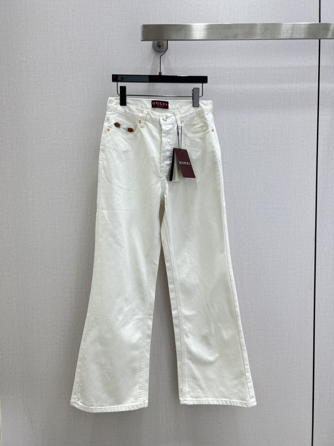 NO:802299,Highly recommended for spring and summer 26. Pocket saddle button denim trousers. High waist slightly flared wide leg jeans. The overall shape is loose and drape. It is both retro and simple. The texture is a versatile style that can modify the shape of the legs. The style is lazy and casual. It is suitable for a variety of daily scenes. The saddle buckle decoration is full of metal texture. It is exquisite and has a sense of design to break the monotony of the white color. The shape of the back waist patch pockets is regular. When paired with metal buckles, it improves the overall sophistication. The version does not pick on the figure. The high waist design raises the waistline.  Easily create a simple, high-end, retro and sweet daily look. Two colors. SML code. High quality ABC, jeans,19860909强烈推荐 26春夏新款 口袋马鞍扣牛仔长裤 高腰微喇阔腿牛仔裤 整体版型宽松垂坠 兼具复古与简约,质感 是修饰腿型的百搭款 风格慵懒随性 适配多种日常场景,马鞍扣装饰金属质感十足 精致又具设计感打破白色系的单调感,后腰贴袋形态规整,与金属扣搭配提升了整体精致度版型不挑身材,高腰设计拉高腰线 松打造简约高级、复古甜美的日常造型 两个色 SML码 高品质ABC,,jeans,,Women's clothing