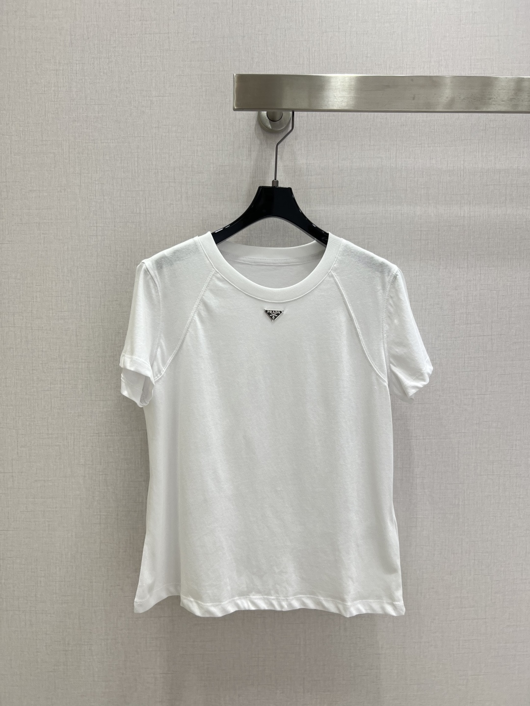 NO:800136,Highly recommended 26 spring and summer new triangle logo short-sleeved T-shirt, small version tee, fitted upper body, super slim!  The exquisite metal label on the chest has no unnecessary decoration, it is high-end and elegant. Two colors SML code, high quality ABC, T-shirt, tees, t-shirt,19860909强烈推荐 26春夏新款 三角徽标短袖T恤,小版型tee 合身款上身超显瘦！胸前精致的金属标没有多余的装饰,高级大方.两个色 SML码 高品质ABC,,T-shirt,tees，t-shirt,,Women's clothing