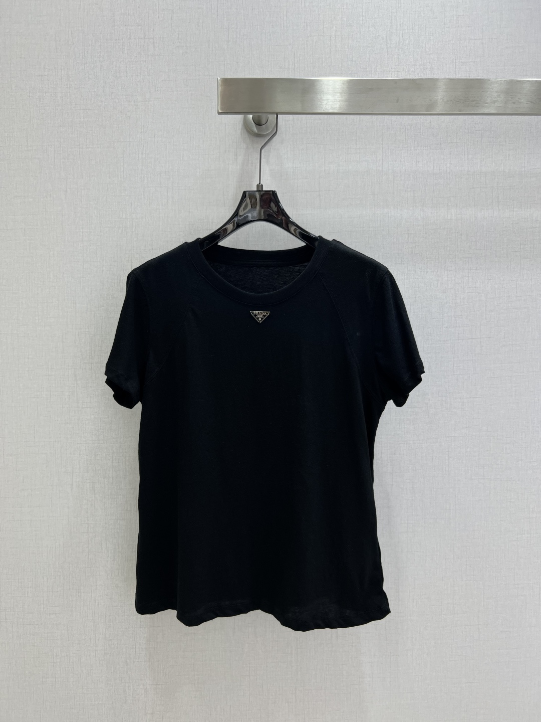 NO:800139,Highly recommended 26 spring and summer new triangle logo short-sleeved T-shirt, small version tee, fitted upper body, super slim!  The exquisite metal label on the chest has no unnecessary decoration, it is high-end and elegant. Two colors SML code, high quality ABC, T-shirt, tees, t-shirt,19860909强烈推荐 26春夏新款 三角徽标短袖T恤,小版型tee 合身款上身超显瘦！胸前精致的金属标没有多余的装饰,高级大方.两个色 SML码 高品质ABC,,T-shirt,tees，t-shirt,,Women's clothing