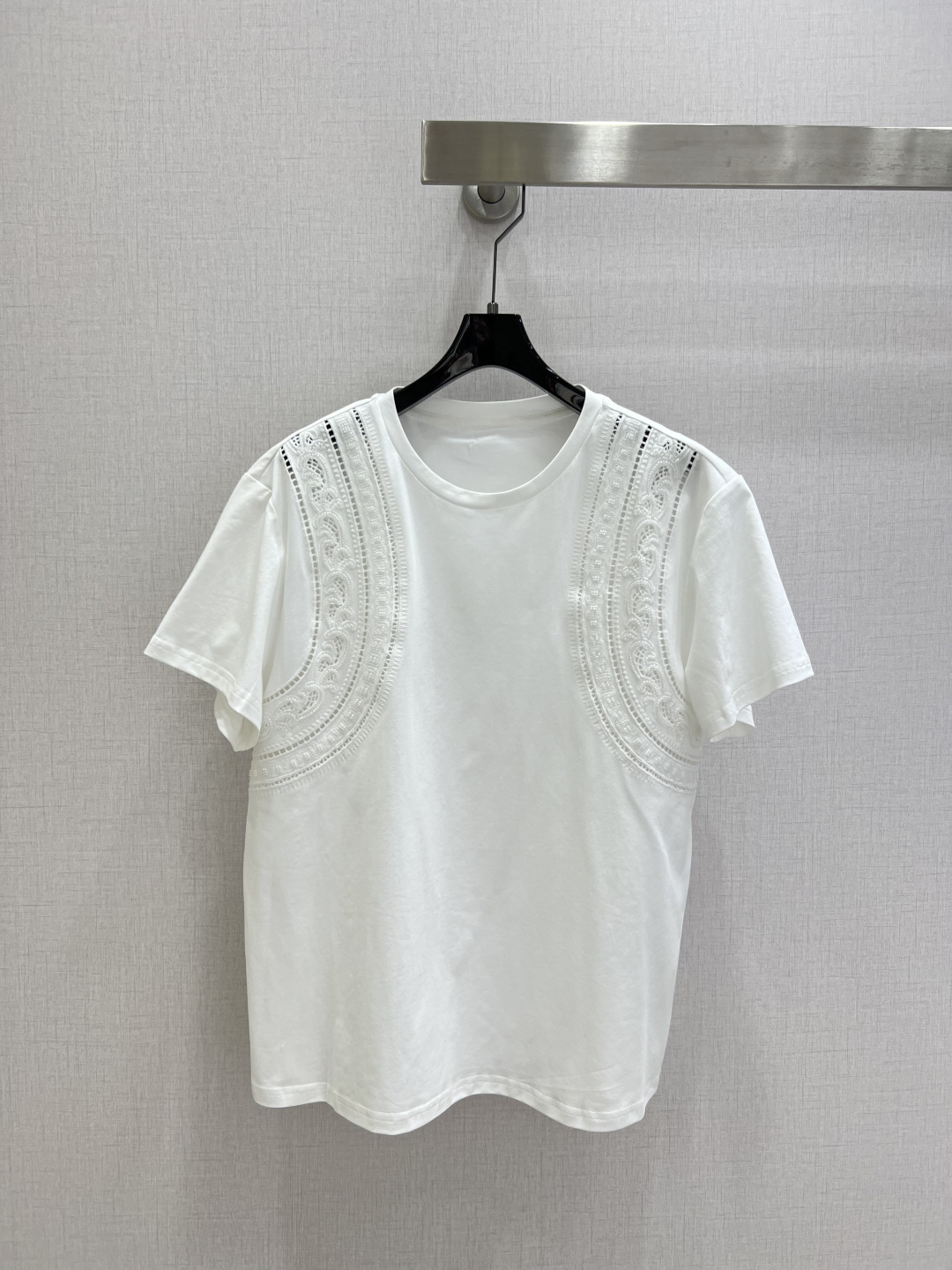 NO:801672,Highly recommended for the spring and summer of 26, the heavy-duty hollow embroidery beaded short-sleeved T-shirt is amazing. The pure cotton embroidery T-shirt directly welds the 'sensation of luxury and relaxation' to the body. The heavy-duty hollow embroidery + round neck design makes the upper body breathable and not sweaty. It can be used in all scenes of commuting, going out, and vacationing. Sisters with yellow skin and fat skin can close their eyes and rush!  Made of pure combed cotton, it is skin-friendly, breathable, moisture-wicking and comfortable to wear at 30°C+ temperatures. It is as soft as clouds and feels comfortable as you wear it. The design is full of heavy-duty hollow embroidery + arc-shaped threading.  The design is full of sophistication, simple and not monotonous; loose shoulder short sleeves hide the flesh and unicorn arms, creating a sense of right-angled shoulders; the loose H-shaped version covers the crotch and hides the flesh, and the pear-shaped and slightly chubby figure can directly become a god  Two colors SML code high quality ABC,,qeelin,T-shirt,tees,t-shirt,19860909强烈推荐 26春夏新款 重工镂空刺绣钉珠短袖T恤 太绝了,纯棉刺绣T恤直接把「高级感与松弛感」焊在身上,重工镂空刺绣+圆领设计,上身透气不闷汗,通勤、出街、度假全场景通杀,黄皮、微胖姐妹闭眼冲！纯精梳棉材质,亲肤透气,吸湿排汗,30℃+高温穿也清爽不闷,软乎乎的像云朵一样,越穿越舒服.设计感拉满重工镂空刺绣+弧形走线设计,精致感拉满,简约不单调；宽松落肩短袖,藏住拜拜肉、麒麟臂,打造直角肩既视感；宽松H型版型,遮胯藏肉,梨形、微胖身材直接封神 两个色 SML码 高品质ABC,,qeelin,T-shirt,tees，t-shirt,,Women's clothing