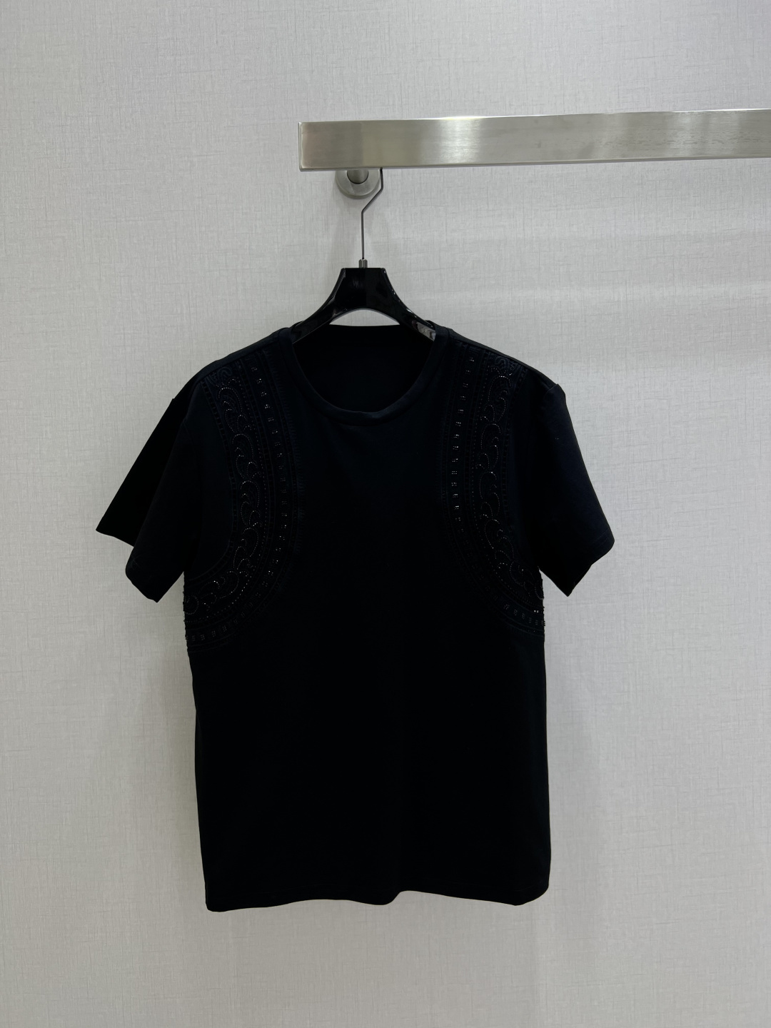 NO:801649,Highly recommended for the spring and summer of 26, the heavy-duty hollow embroidery beaded short-sleeved T-shirt is amazing. The pure cotton embroidery T-shirt directly welds the 'sensation of luxury and relaxation' to the body. The heavy-duty hollow embroidery + round neck design makes the upper body breathable and not sweaty. It can be used in all scenes of commuting, going out, and vacationing. Sisters with yellow skin and fat skin can close their eyes and rush!  Made of pure combed cotton, it is skin-friendly, breathable, moisture-wicking and comfortable to wear at 30°C+ temperatures. It is as soft as clouds and feels comfortable as you wear it. The design is full of heavy-duty hollow embroidery + arc-shaped threading.  The design is full of sophistication, simple and not monotonous; loose shoulder short sleeves hide the flesh and unicorn arms, creating a sense of right-angled shoulders; the loose H-shaped version covers the crotch and hides the flesh, and the pear-shaped and slightly chubby figure can directly become a god  Two colors SML code high quality ABC,,qeelin,T-shirt,tees,t-shirt,19860909强烈推荐 26春夏新款 重工镂空刺绣钉珠短袖T恤 太绝了,纯棉刺绣T恤直接把「高级感与松弛感」焊在身上,重工镂空刺绣+圆领设计,上身透气不闷汗,通勤、出街、度假全场景通杀,黄皮、微胖姐妹闭眼冲！纯精梳棉材质,亲肤透气,吸湿排汗,30℃+高温穿也清爽不闷,软乎乎的像云朵一样,越穿越舒服.设计感拉满重工镂空刺绣+弧形走线设计,精致感拉满,简约不单调；宽松落肩短袖,藏住拜拜肉、麒麟臂,打造直角肩既视感；宽松H型版型,遮胯藏肉,梨形、微胖身材直接封神 两个色 SML码 高品质ABC,,qeelin,T-shirt,tees，t-shirt,,Women's clothing
