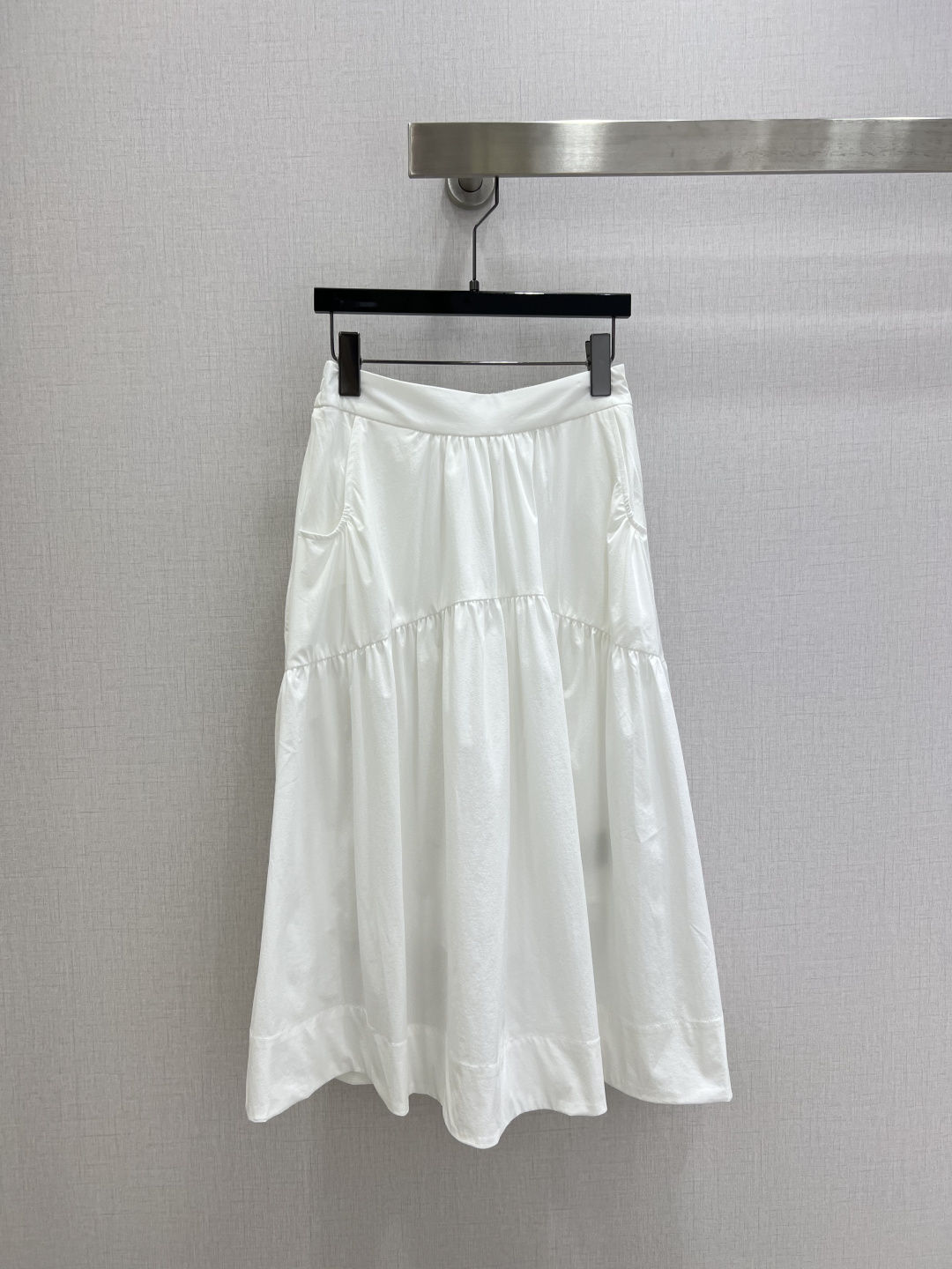 NO:801660,Highly recommended 26 spring and summer new high-waisted double-pocket cake long skirt, which directly welds the 'effortless sense of luxury' to the body!  The high waist and elasticated waistband make your waist look slimmer without tightening your tummy, and your pear-shaped figure will instantly make you look like a god!  The layered smocked design creates an elegant atmosphere when walking, and is a great way to cover the crotch and hide the flesh. The thick legs and fake crotch width are completely invisible!  Breathable fabric with 90% nylon spandex, full drape, not sweaty, not clinging to legs, refreshing and comfortable to wear in spring and summer~ Two colors SML code, high quality ABC,,skirts,19860909强烈推荐 26春夏新款 高腰双口袋蛋糕长半裙,直接把「不费力的高级感」焊在身上了！高腰松紧腰头,不勒肚子还巨显腰细,梨形身材直接封神！分层抽褶大摆设计,行走间自带飘逸氛围感,遮胯藏肉一把好手,小粗腿、假胯宽全隐形！90锦纶氨纶的透气面料,垂坠感拉满,不闷汗、不贴腿,春夏穿清爽又舒服～ 两个色 SML码 高品质ABC,,skirts,,Women's clothing