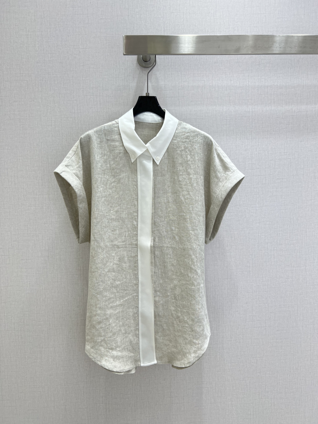 NO:801654,Highly recommended 26 spring and summer new color-blocked linen short-sleeved shirt with silk contrast placket design, which directly adds a sense of high-end!  Dropped shoulders and short sleeves hide all the flesh and slipped shoulders!  Pure linen fabric, cool and silky to wear in summer, breathable and not sweaty!  It looks great with a skirt, jeans, or wide-leg pants, and it can be worn for commuting and vacationing!  Made of pure linen, it has natural breathability, moisture wicking, and is refreshing and not stuffy when worn at 30°C+ temperatures. It becomes softer and more comfortable as you wear it. It is the natural fabric for summer!  Two colors SML code high quality ABC,,skirts,jeans,shirts,T-shirt,real silk,19860909强烈推荐 26春夏新款 拼色亚麻短袖衬衫 真丝撞色门襟设计,高级感直接拉满！落肩短袖,拜拜肉、溜肩全部藏住！纯亚麻面料,夏天穿凉丝丝的,透气不闷汗！搭半裙、搭牛仔裤、搭阔腿裤都好看,通勤度假都能穿！纯亚麻材质,自带天然透气感,吸湿排汗,30℃+高温穿也清爽不闷,越穿越软越舒服,是夏天的本命面料！两个色 SML码 高品质ABC,,skirts,jeans,shirts,T-shirt,real silk,,Women's clothing