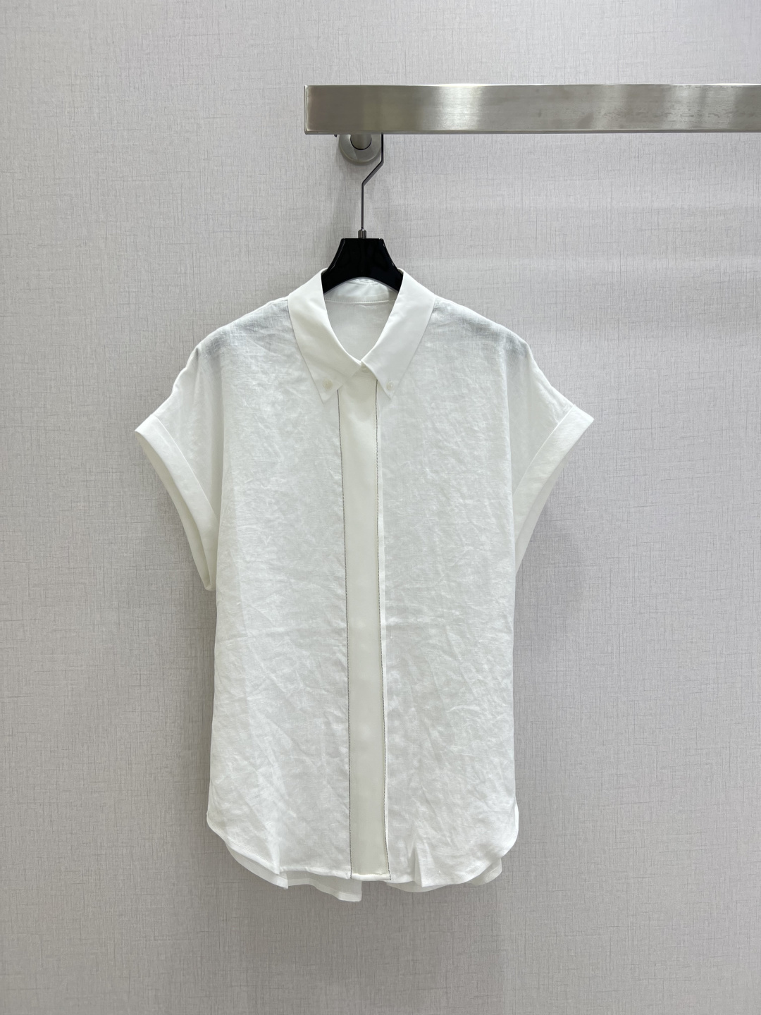 NO:801648,Highly recommended 26 spring and summer new color-blocked linen short-sleeved shirt with silk contrast placket design, which directly adds a sense of high-end!  Dropped shoulders and short sleeves hide all the flesh and slipped shoulders!  Pure linen fabric, cool and silky to wear in summer, breathable and not sweaty!  It looks great with a skirt, jeans, or wide-leg pants, and it can be worn for commuting and vacationing!  Made of pure linen, it has natural breathability, moisture wicking, and is refreshing and not stuffy when worn at 30°C+ temperatures. It becomes softer and more comfortable as you wear it. It is the natural fabric for summer!  Two colors SML code high quality ABC,,skirts,jeans,shirts,T-shirt,real silk,19860909强烈推荐 26春夏新款 拼色亚麻短袖衬衫 真丝撞色门襟设计,高级感直接拉满！落肩短袖,拜拜肉、溜肩全部藏住！纯亚麻面料,夏天穿凉丝丝的,透气不闷汗！搭半裙、搭牛仔裤、搭阔腿裤都好看,通勤度假都能穿！纯亚麻材质,自带天然透气感,吸湿排汗,30℃+高温穿也清爽不闷,越穿越软越舒服,是夏天的本命面料！两个色 SML码 高品质ABC,,skirts,jeans,shirts,T-shirt,real silk,,Women's clothing