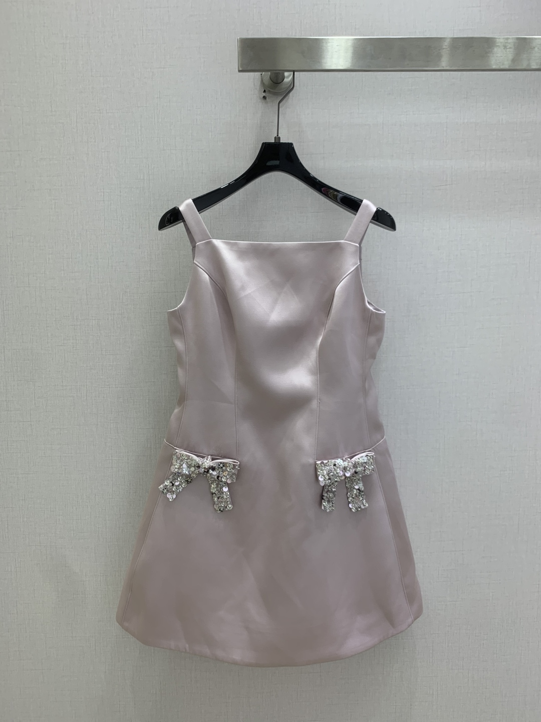 NO:806160,Highly recommended 26 spring and summer new satin beaded bow suspender dress, with soft light, elegant and high-end. Square neck wide shoulder strap design, modify the shoulder and neck lines, rhinestone bows on both sides of the skirt are super exquisite, full of details. The waist cut is slimming, the skirt length is moderate, and small people can easily control it. It is suitable for dates, parties, and birthdays. Pair it with high heels or exquisite accessories, and you can easily get a gold-style look. Two colors SMLXL code, high quality ABC, high heels, skirts,19860909强烈推荐 26春夏新款 缎面钉珠蝴蝶结吊带连衣裙,自带柔光感,优雅又高级.方领宽肩带设计,修饰肩颈线条,裙摆两侧水钻蝴蝶结超精致,细节满分.收腰剪裁显瘦,裙长适中,小个子也能轻松驾驭.约会、聚会、生日都很适合,搭配高跟鞋或精致配饰,轻松get千金风造型 两个色 SMLXL码 高品质ABC,,high heels,skirts,,Women's clothing