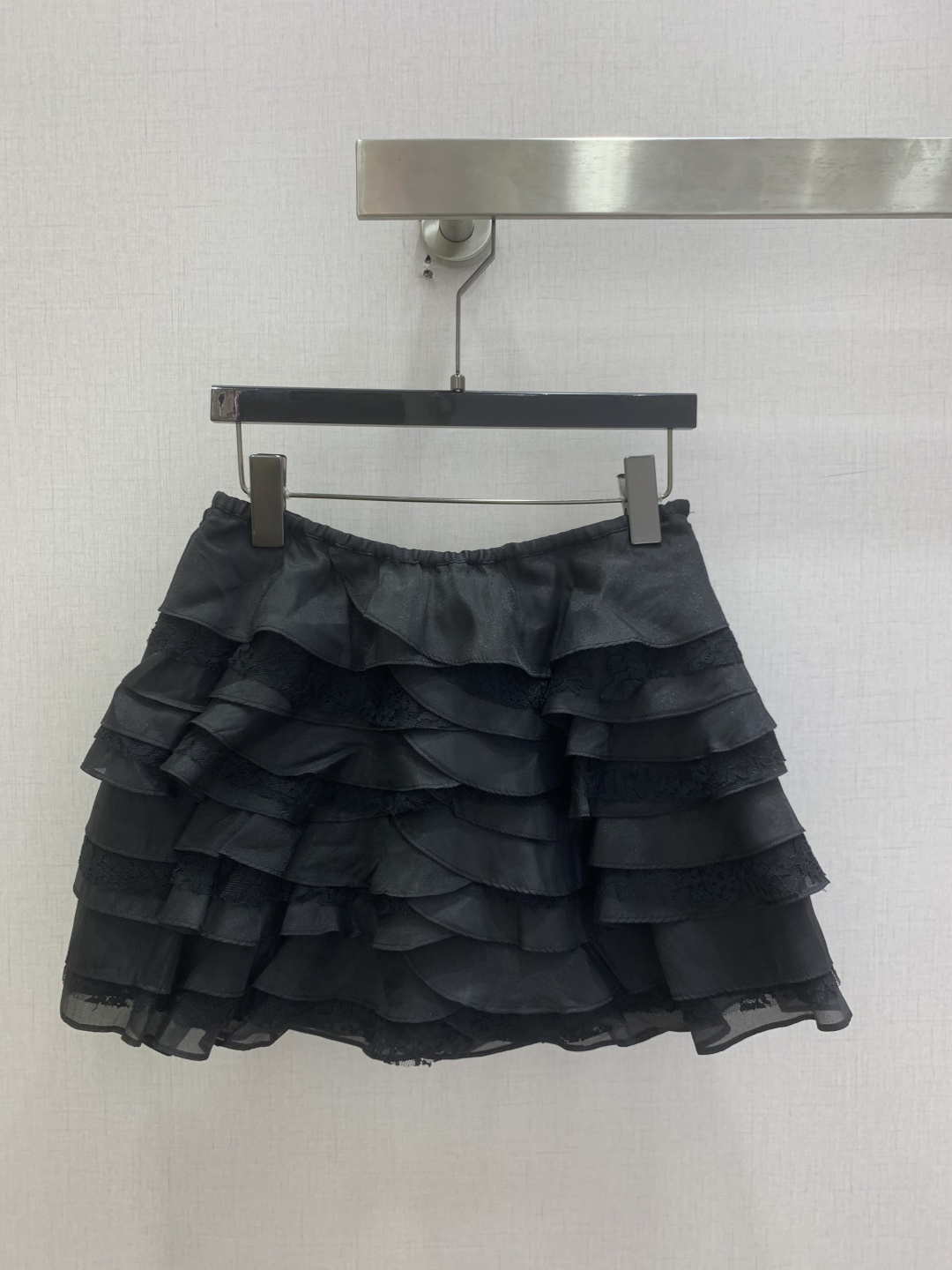 NO:806157,Highly recommended 26 spring and summer new lace cake skirt, made of light organza, layered ruffles + exquisite lace, full of sweet and girly feeling. Creamy white tone, elastic waist, modified waistline, elegant and flexible skirt, walking with fairy spirit ~ ballet style design, looks great with sweaters or T-shirts, can be easily controlled on dates, vacations, and daily outings, and the gentle atmosphere directly fills the air!  Two colors SML code, high quality ABC,,skirts,tees,t-shirt,19860909强烈推荐 26春夏新款 蕾丝蛋糕半裙,采用轻盈乌干纱,层叠荷叶边+精致蕾丝花边,甜美少女感满满.奶油白色调,弹力收腰,修饰腰线,裙摆飘逸灵动,走路自带仙气～芭蕾风设计,搭配针织衫或T恤都很出彩,约会、度假、日常出街都能轻松驾驭,温柔氛围感直接拉满！两个色 SML码 高品质ABC,,skirts,tees，t-shirt,,Women's clothing